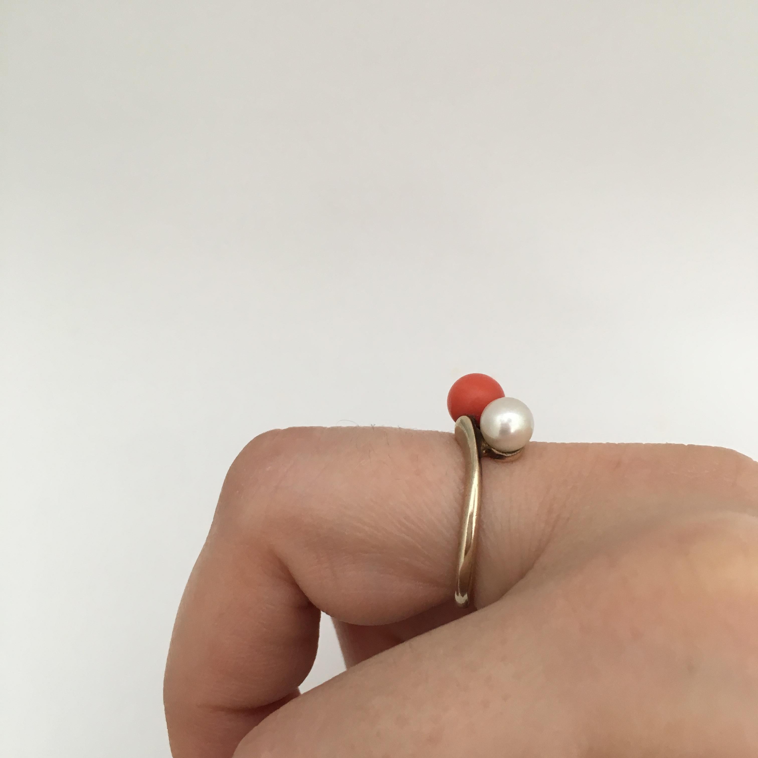 Vintage Coral Pearl Ring Bypass Toi et Moi 10 Karat Gold Jewelry Red White For Sale 3