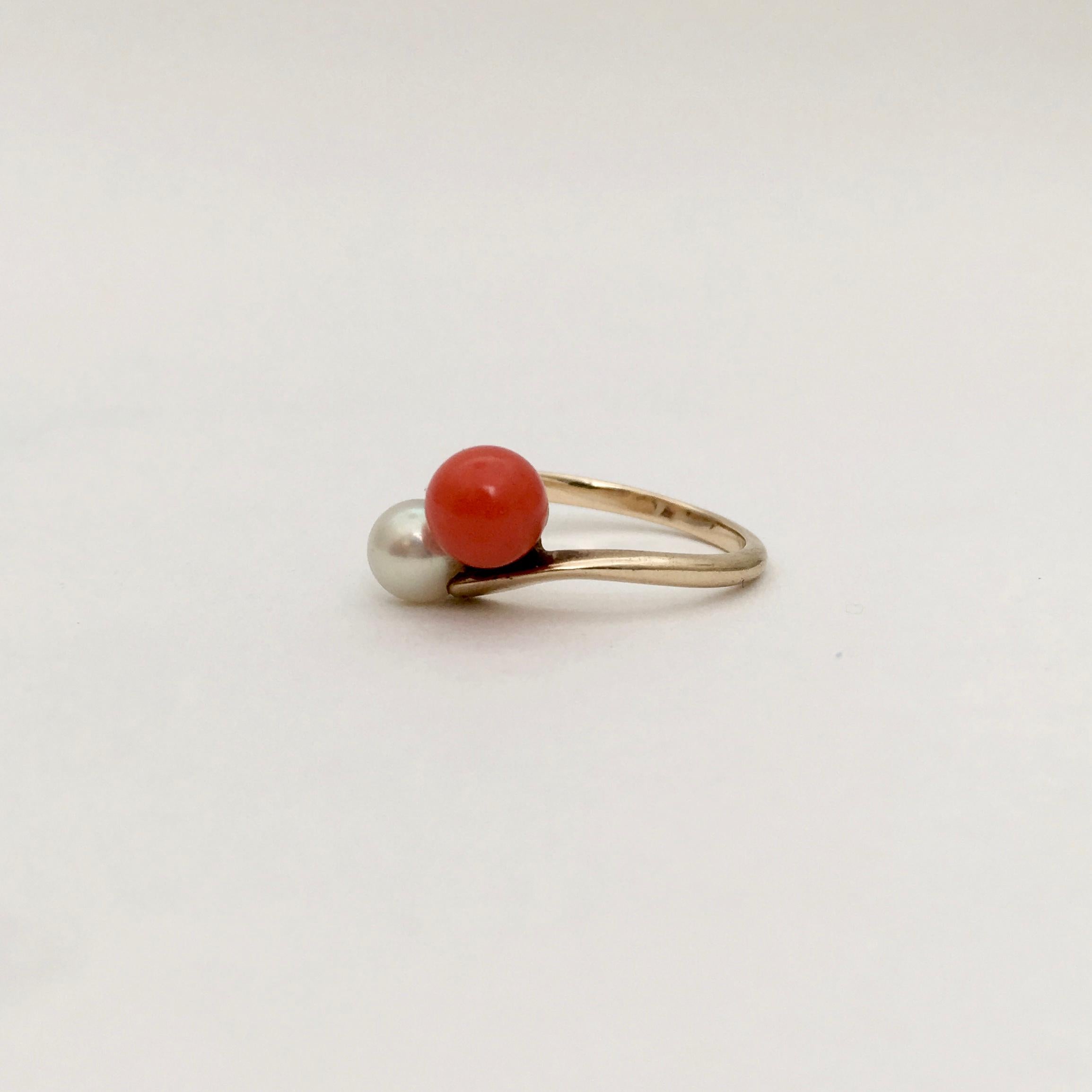 Contemporary Vintage Coral Pearl Ring Bypass Toi et Moi 10 Karat Gold Jewelry Red White For Sale