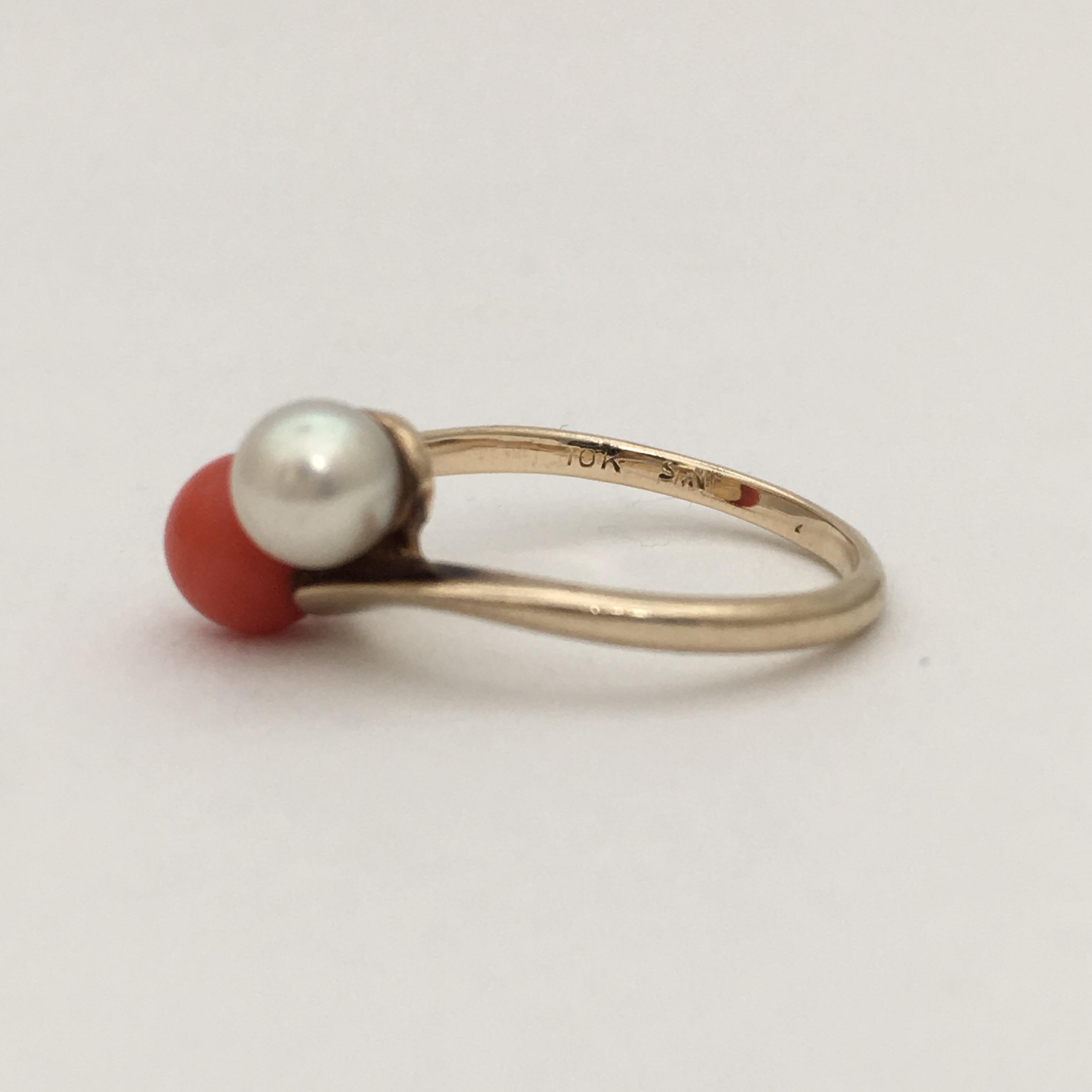 Vintage Coral Pearl Ring Bypass Toi et Moi 10 Karat Gold Jewelry Red White In Good Condition For Sale In London, GB