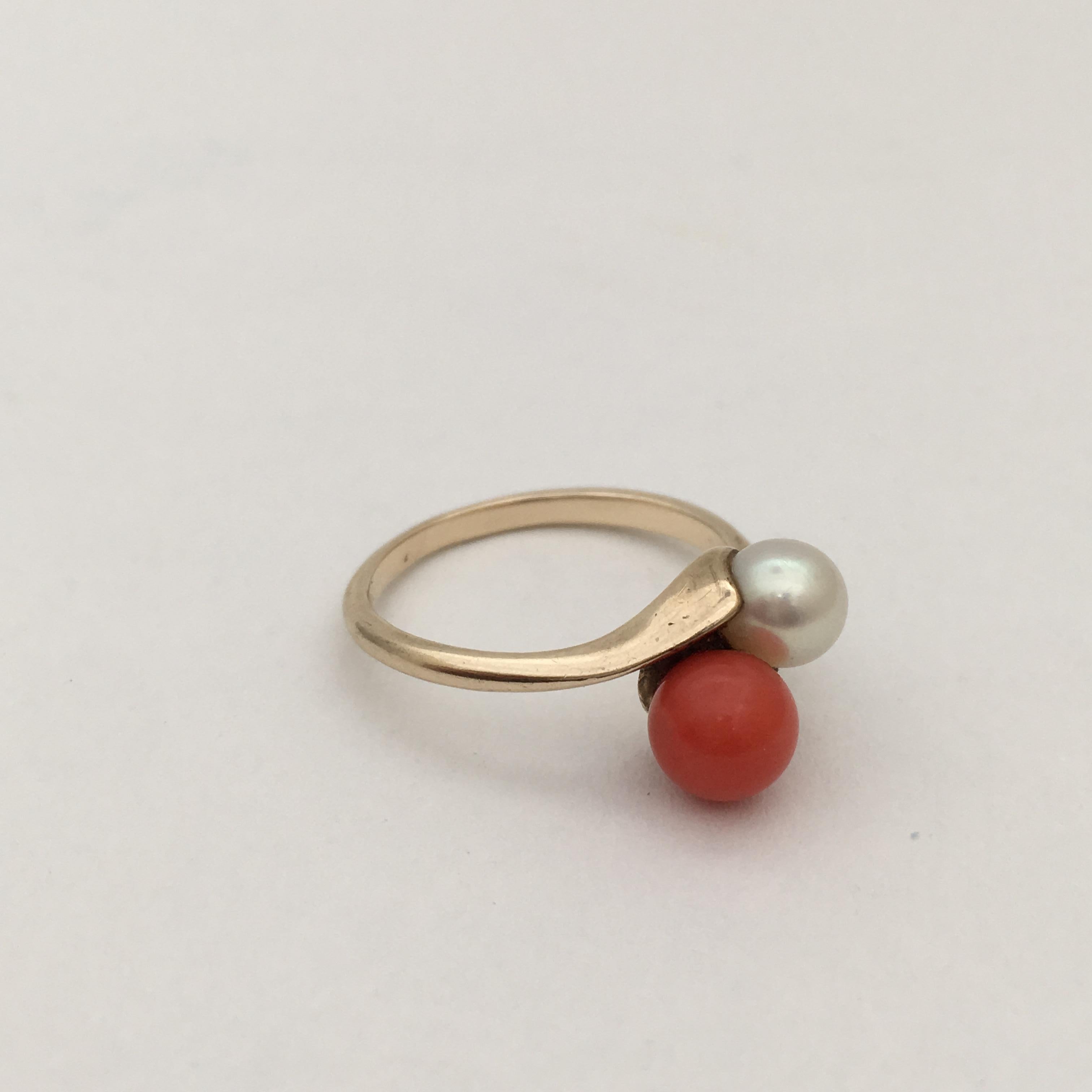 Women's or Men's Vintage Coral Pearl Ring Bypass Toi et Moi 10 Karat Gold Jewelry Red White For Sale