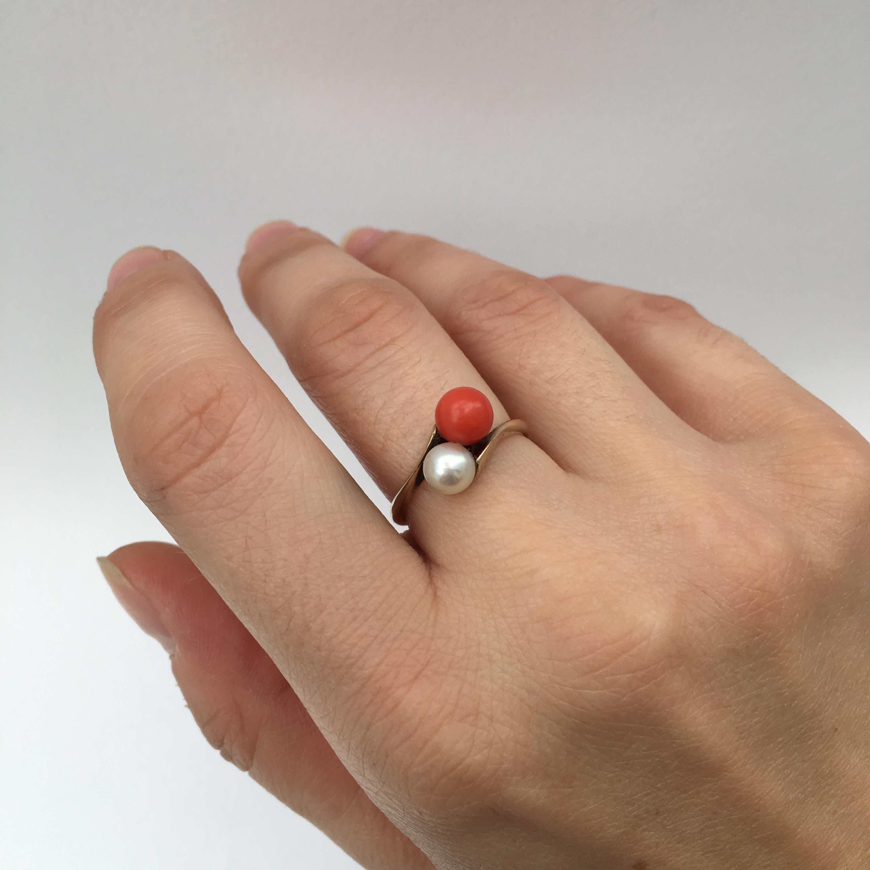 Vintage Coral Pearl Ring Bypass Toi et Moi 10 Karat Gold Jewelry Red White For Sale 1