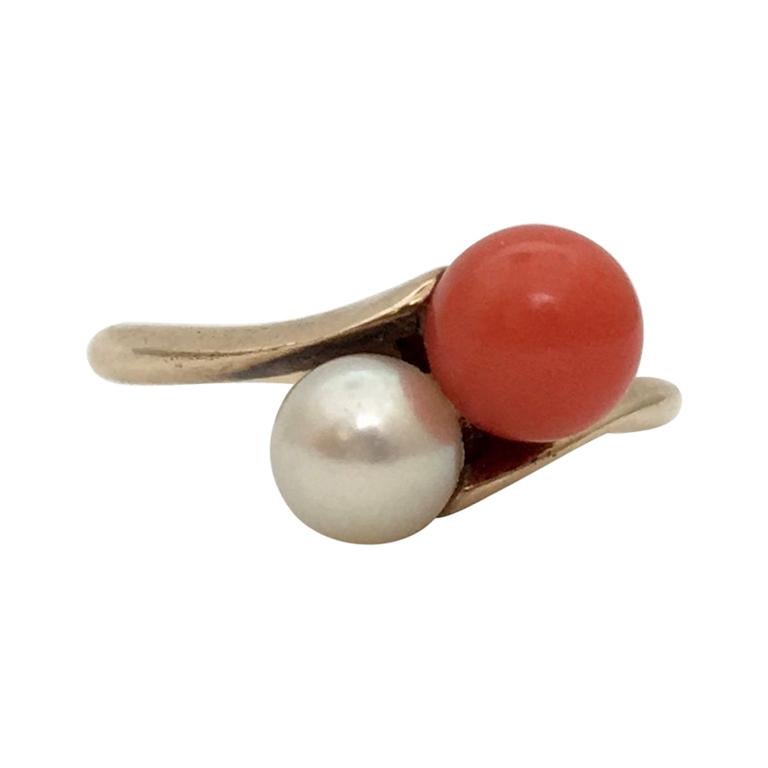 Vintage Coral Pearl Ring Bypass Toi et Moi 10 Karat Gold Jewelry Red White For Sale