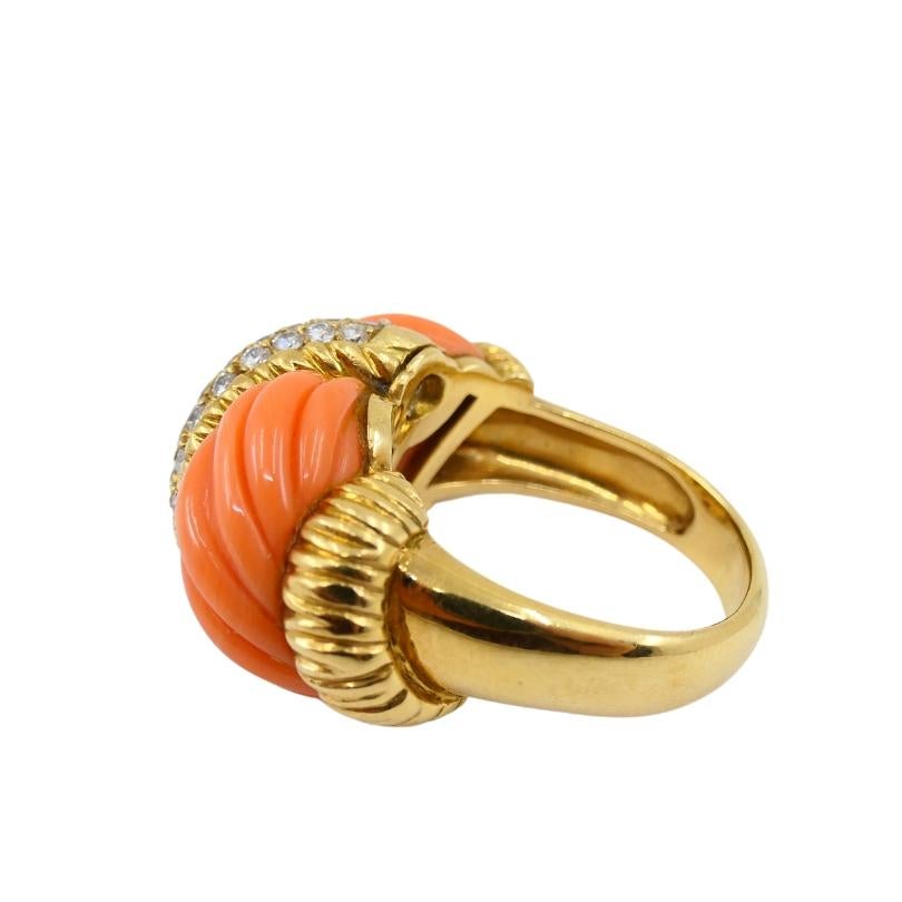 Vintage Coral Ring 18k Gold Diamond In Excellent Condition For Sale In Beverly Hills, CA