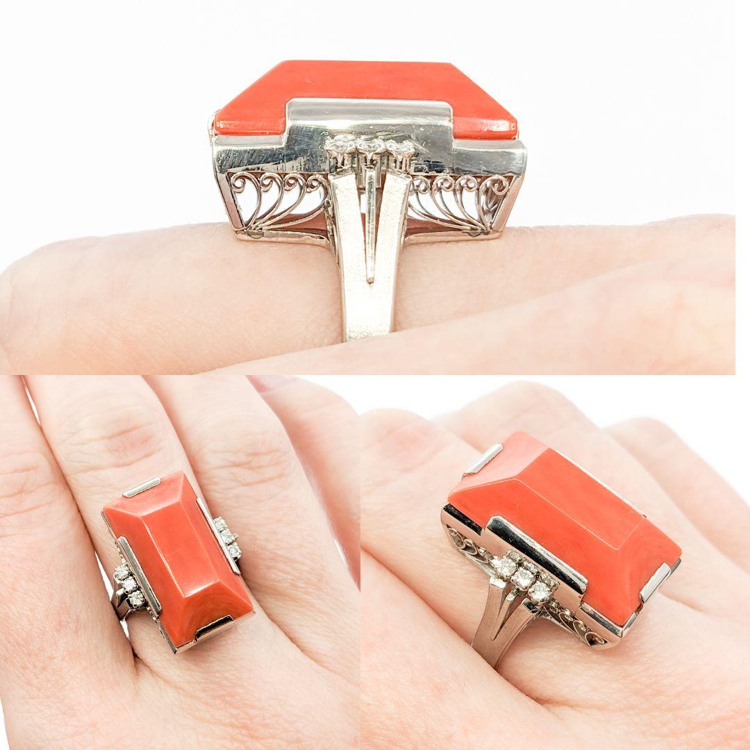 Vintage Koralle Ring mit Diamanten in Platin

Dieser wunderschöne Vintage-Ring ist aus Pt850-Platin gefertigt und mit 0,15 ct runden Diamanten besetzt. Die funkelnden Diamanten haben eine Reinheit von SI2 und eine Farbe von G-H, was die Eleganz des