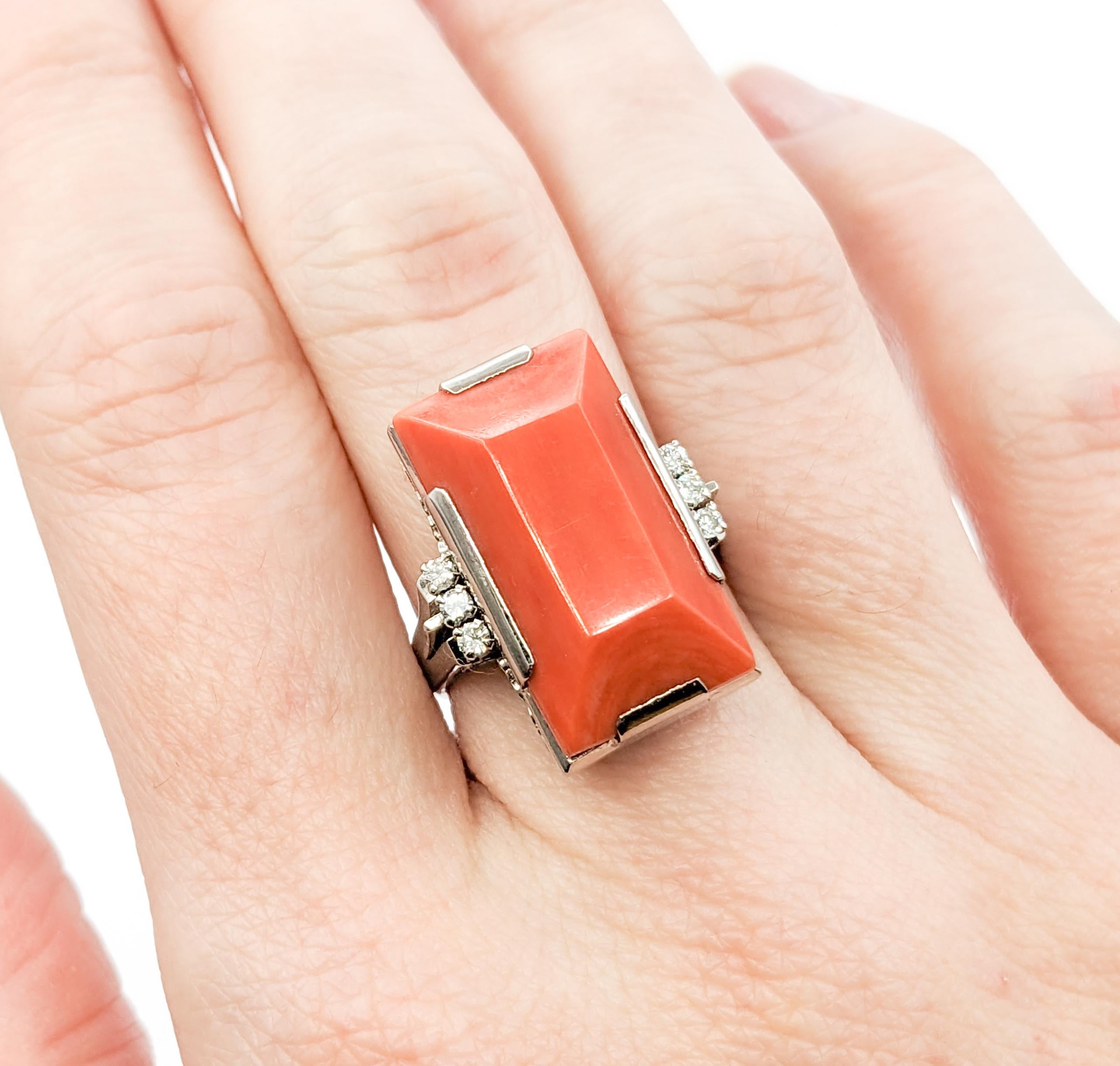 Vintage Koralle Ring mit Diamanten in Platin im Zustand „Hervorragend“ im Angebot in Bloomington, MN