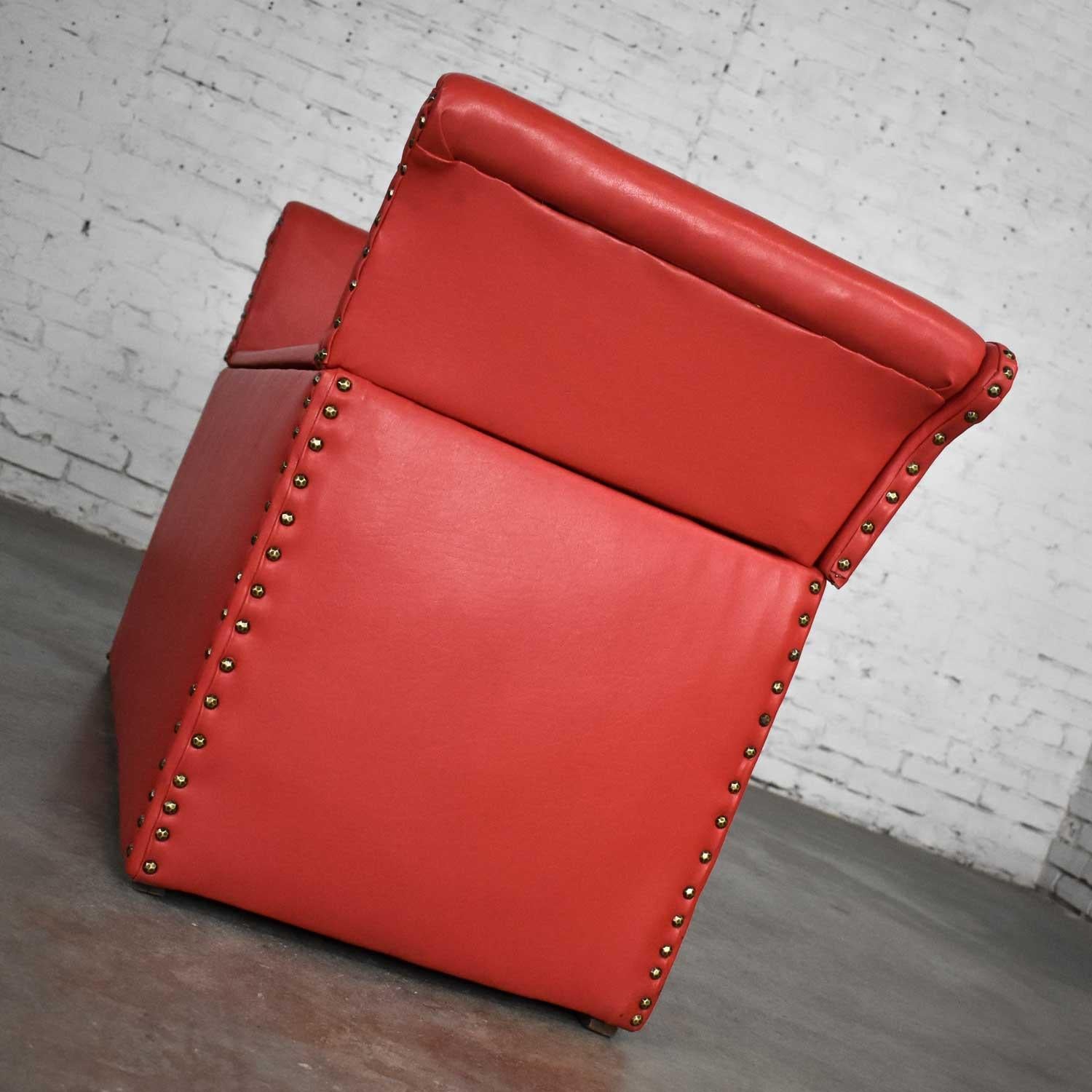 Panchina vintage in vinile corallino e finta pelle foderata di cedro Settee con decorazione a testa di chiodo in vendita 5