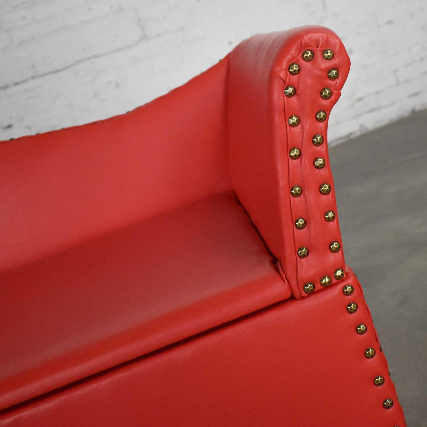 Panchina vintage in vinile corallino e finta pelle foderata di cedro Settee con decorazione a testa di chiodo in vendita 6