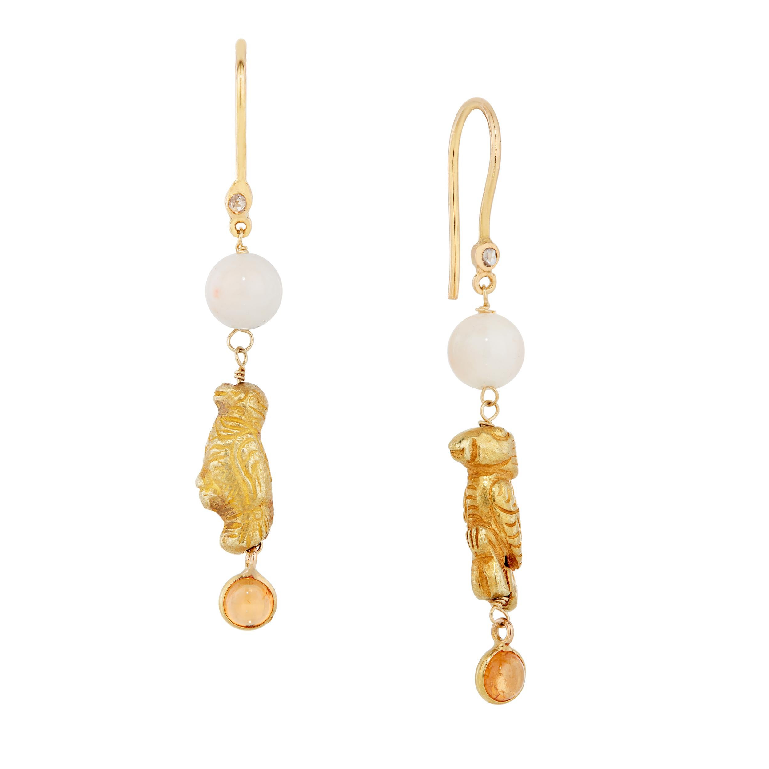 Description générale :

Boucles d'oreilles Tops :
     • Diamants 18 carats

Vintage Angel Skin Coral 

Amulettes en forme de perroquet
     • Perle Or Antique PYU Oiseau perroquet Or massif 22 carats

Grenats spessartine
     • Petite breloque en