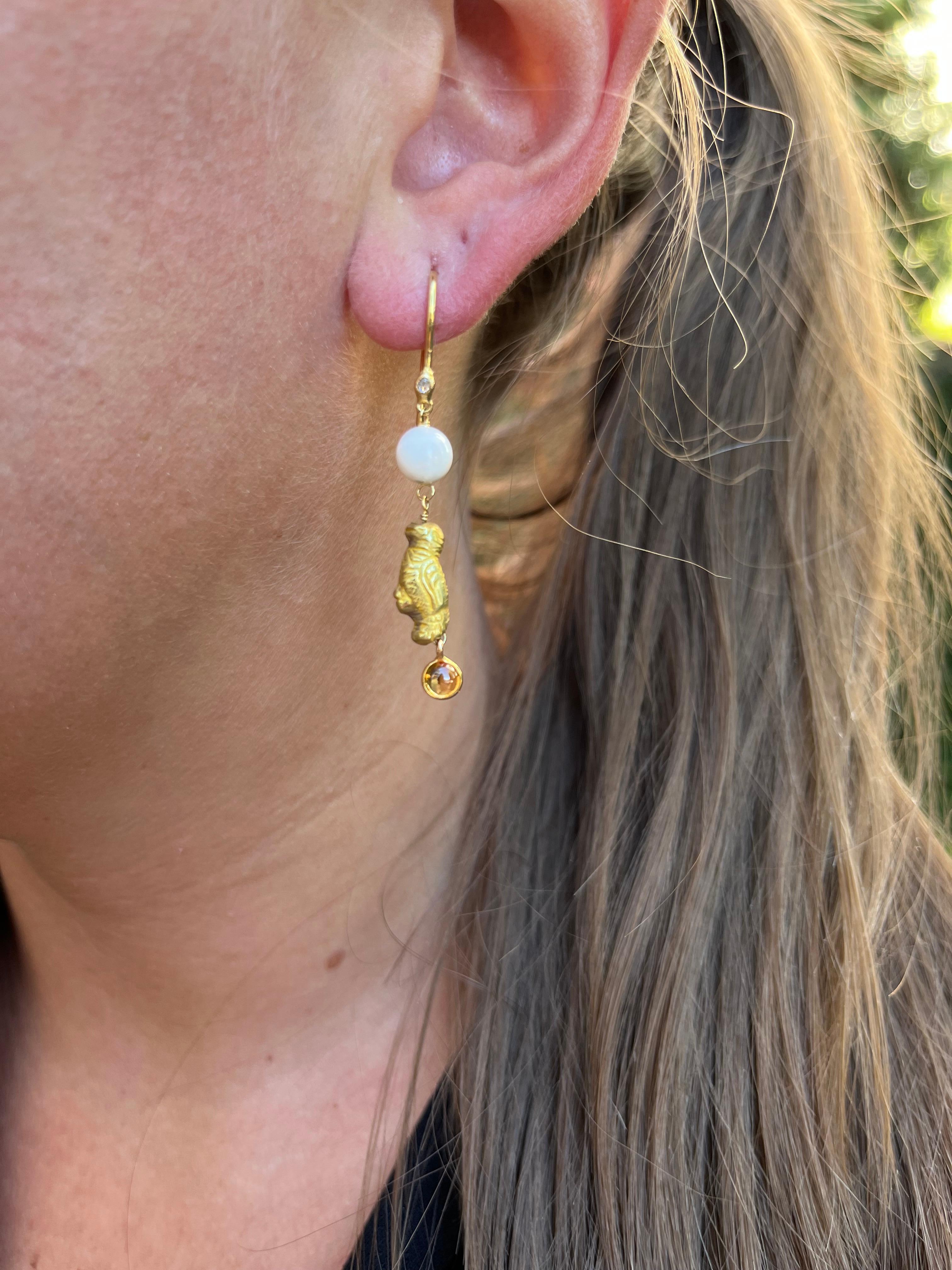 Taglio rotondo Orecchini in corallo d'epoca con pappagallo antico e granato spessartino in 18 carati YG in vendita