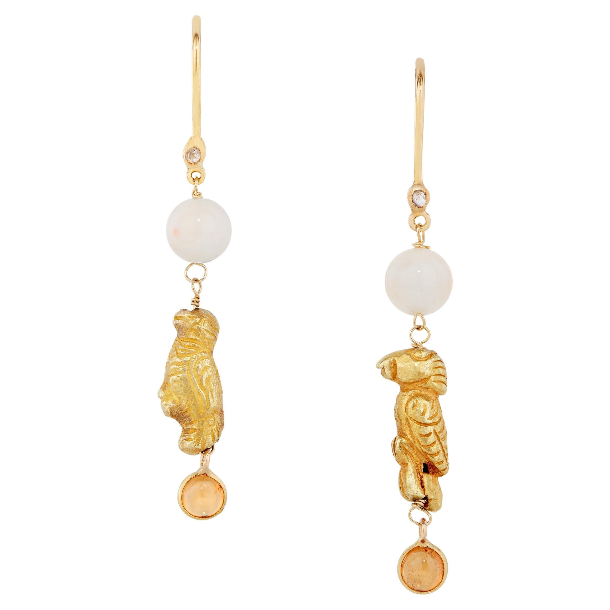 Orecchini in corallo d'epoca con pappagallo antico e granato spessartino in 18 carati YG in vendita