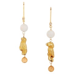 Orecchini in corallo d'epoca con pappagallo antico e granato spessartino in 18 carati YG