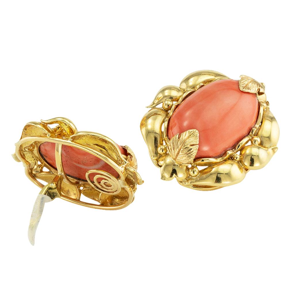 Vintage Coral Yellow Gold Clip On Earrings In Good Condition For Sale In Los Angeles, CA