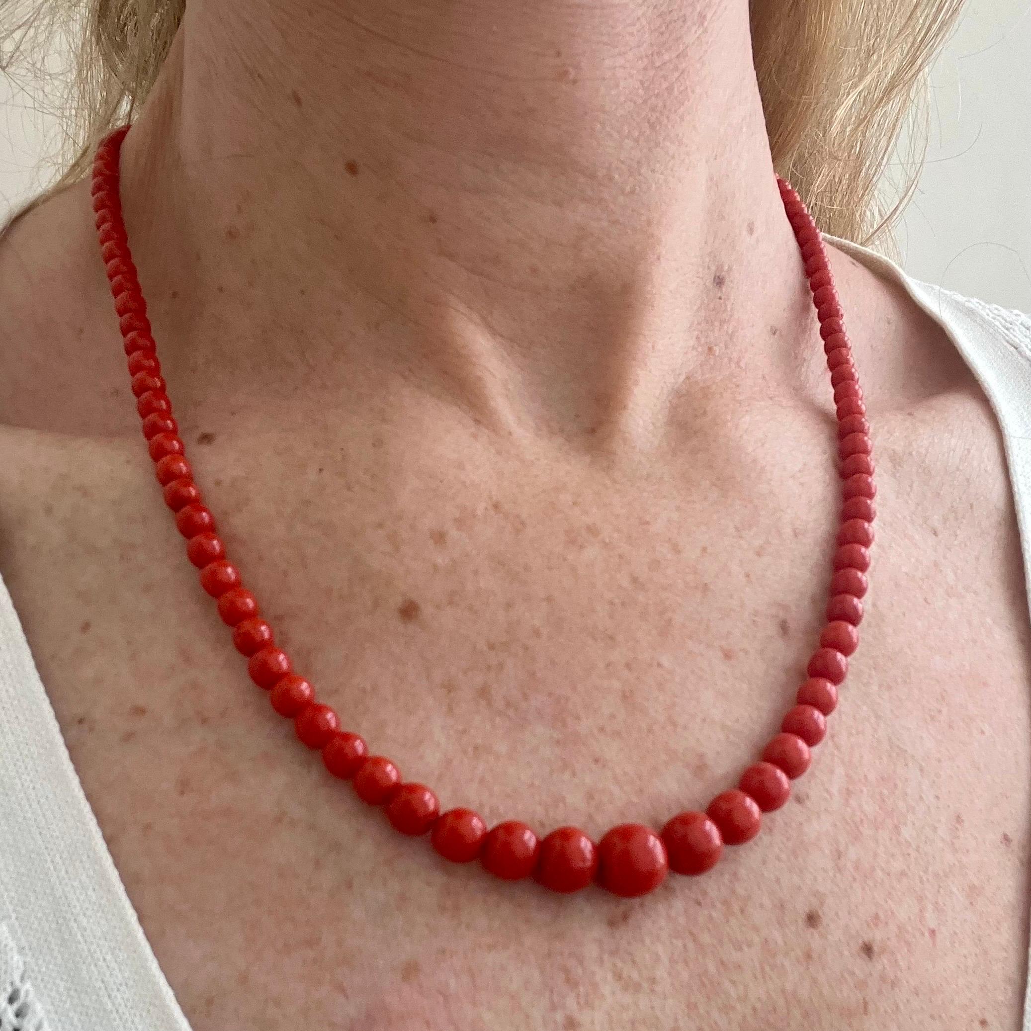 Questa raffinata collana vintage è infilata con corallo rosso naturale del Mediterraneo (Corallium rubrum), noto per la sua tonalità ricca e profonda e per la sua importanza storica nell'alta gioielleria. Le perle di corallo sono disposte in un