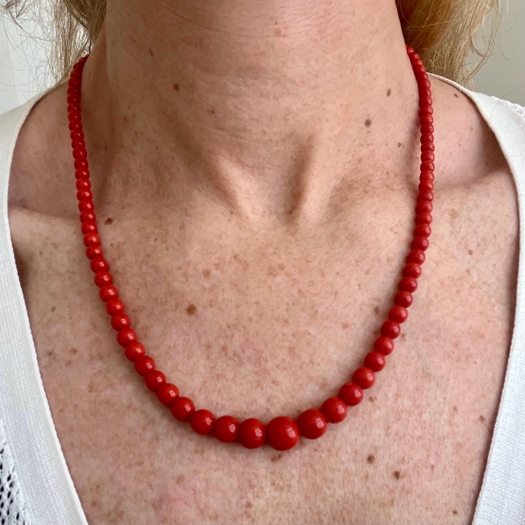 Taglio rotondo Collana d'epoca in corallo rosso Corallium Rubrum con chiusura in oro 14kt in vendita