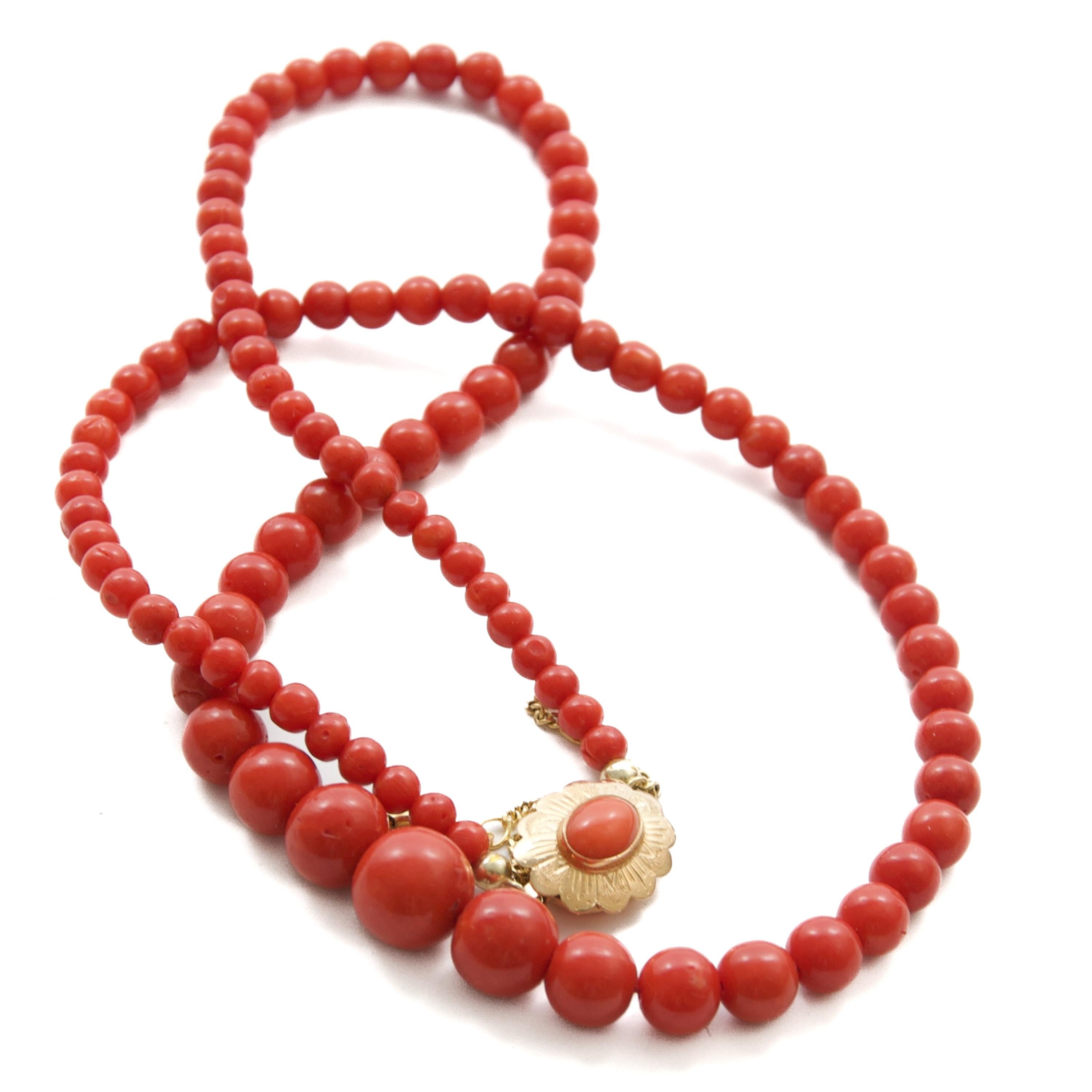 Collana d'epoca in corallo rosso Corallium Rubrum con chiusura in oro 14kt In condizioni buone in vendita a Rotterdam, NL