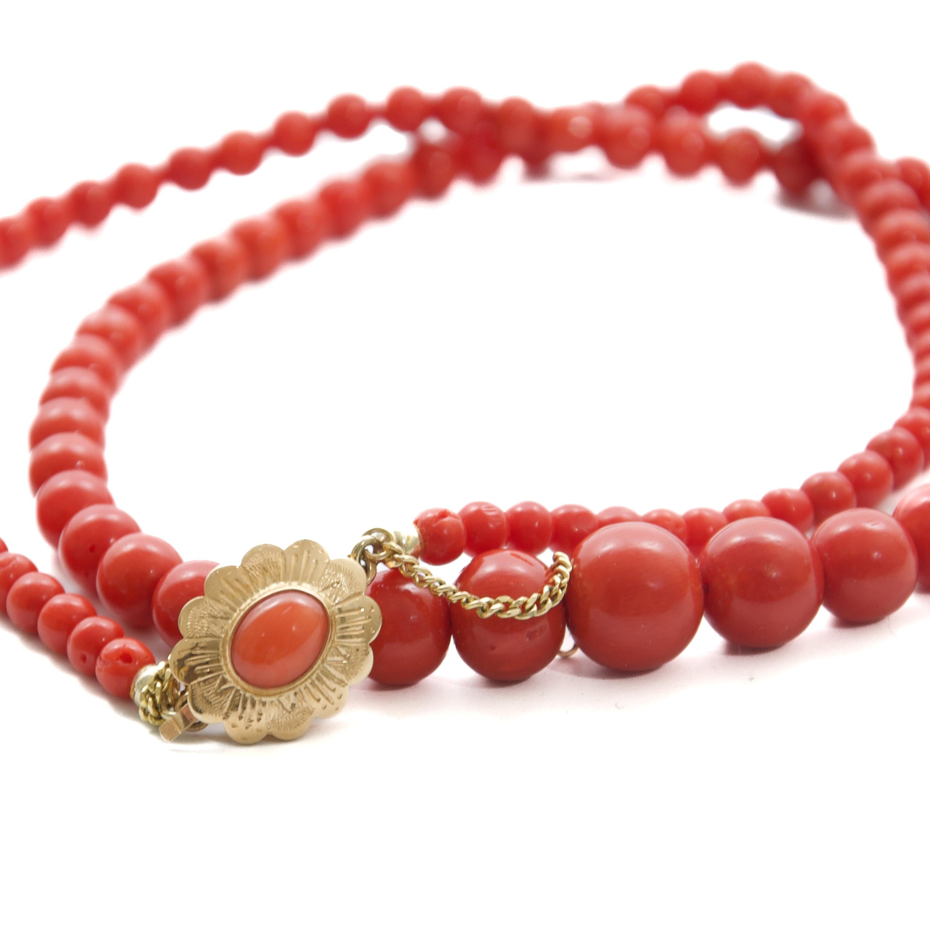 Donna Collana d'epoca in corallo rosso Corallium Rubrum con chiusura in oro 14kt in vendita
