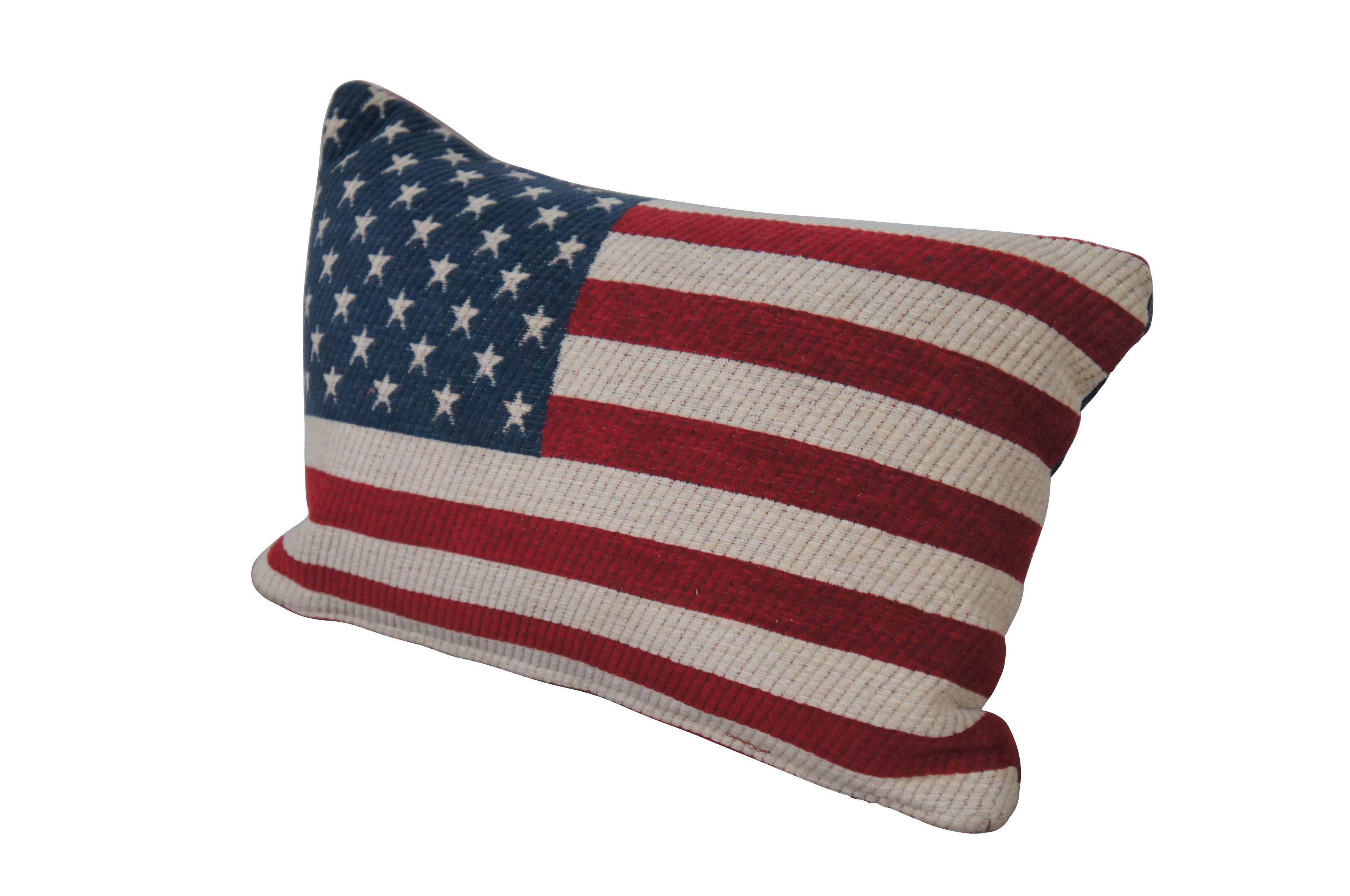 20th century rectangular lumbar / throw pillow in thick ribbed corduroy, printed with the pattern of the American flag. Zipper closure. Fiber filled.

Dimensions:
10