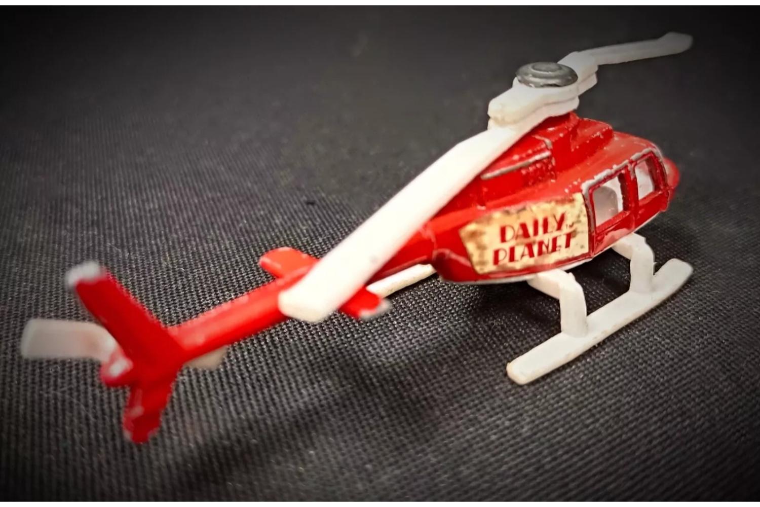 Añade un poco de nostalgia a tu colección con este helicóptero en miniatura vintage Corgi Daily Planet. Fabricado con atención al detalle, este helicóptero no militar a escala 1:43 es una encantadora representación del diseño clásico de juguete,