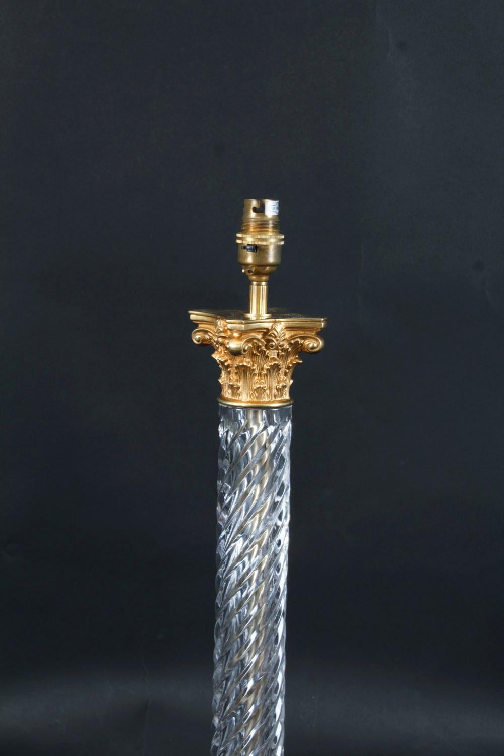 Lampada da tavolo d'epoca a colonna corinzia in vetro e bronzo dorato Metà del XX secolo in vendita 5
