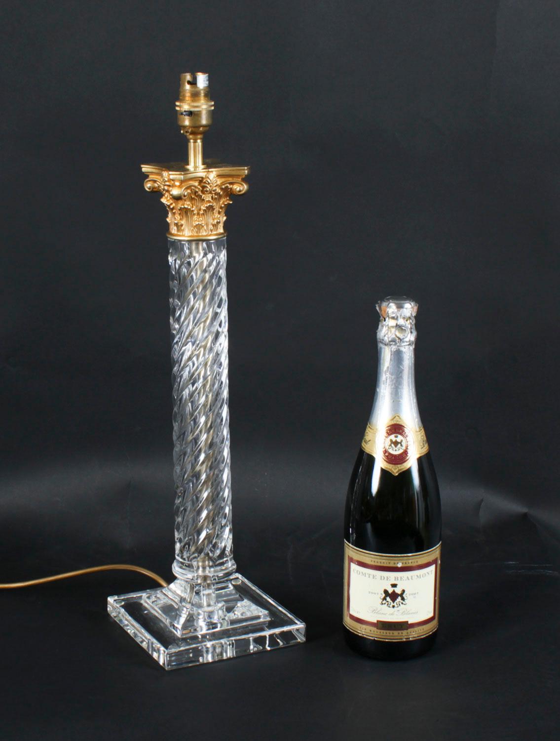 Lampada da tavolo d'epoca a colonna corinzia in vetro e bronzo dorato Metà del XX secolo in vendita 6