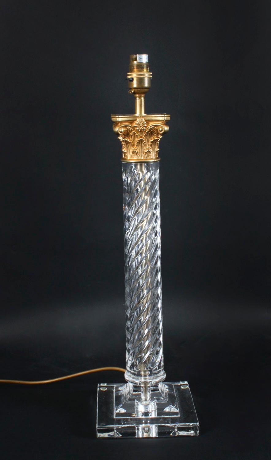 Si tratta di un'elegante lampada da tavolo vintage in vetro e bronzo dorato risalente alla metà del XX secolo.
 
Questa elegante lampada ha una testa a colonna corinzia in bronzo dorato con uno stelo in vetro scanalato ritorto su una base