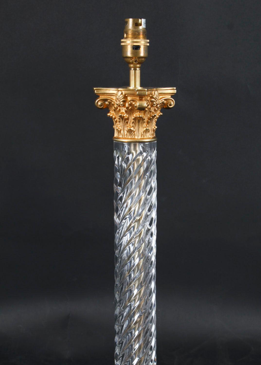 Dorato Lampada da tavolo d'epoca a colonna corinzia in vetro e bronzo dorato Metà del XX secolo in vendita