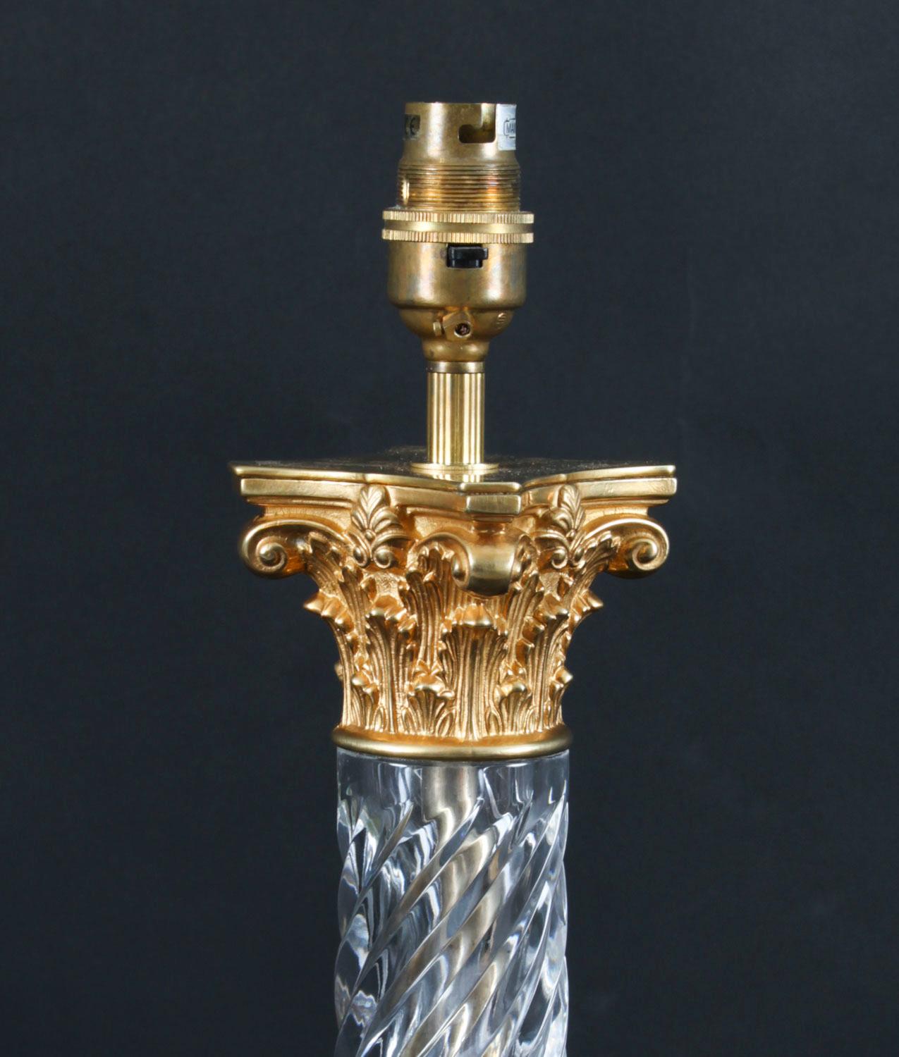Lampada da tavolo d'epoca a colonna corinzia in vetro e bronzo dorato Metà del XX secolo In condizioni buone in vendita a London, GB