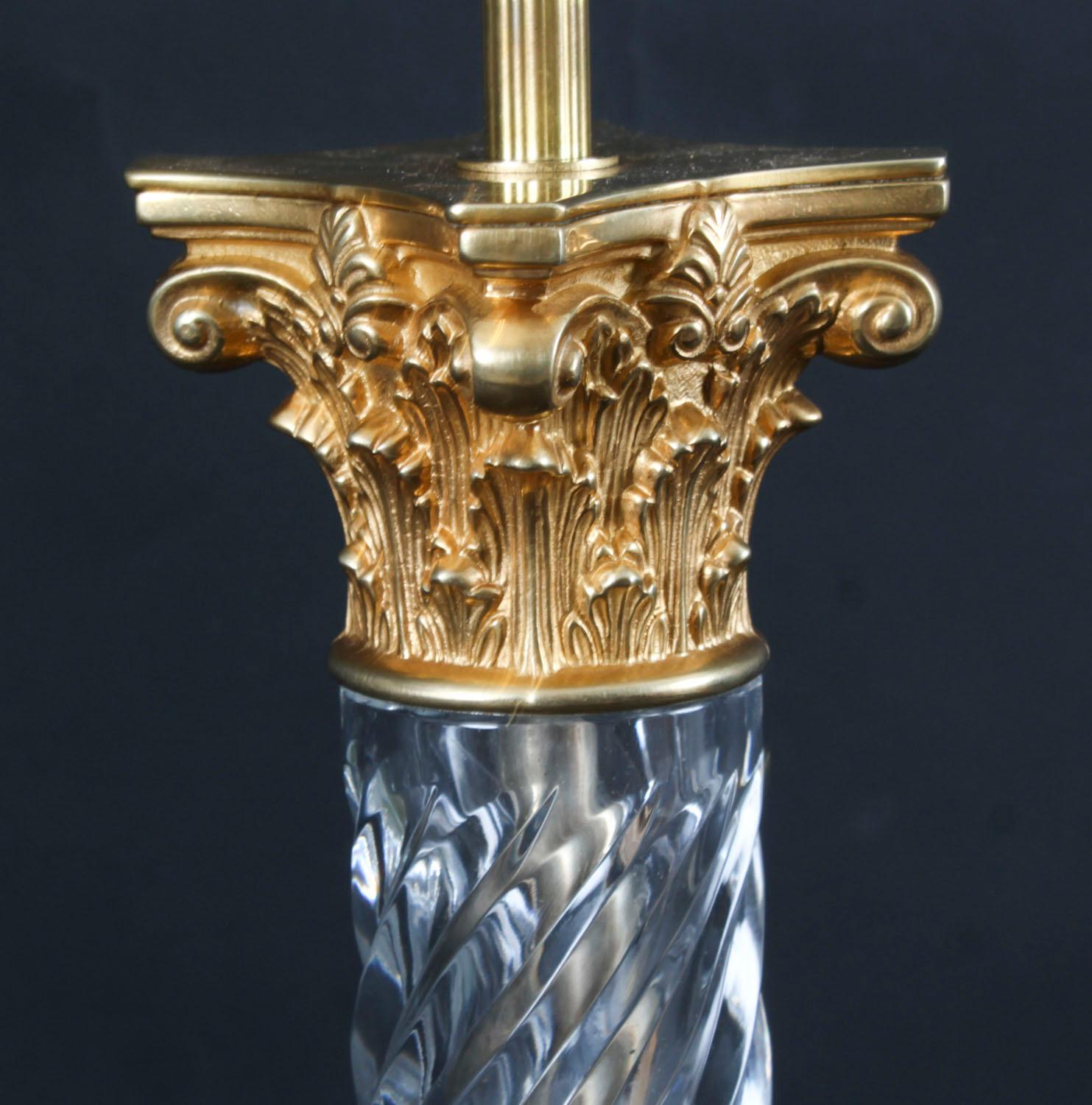 Bronzo Lampada da tavolo d'epoca a colonna corinzia in vetro e bronzo dorato Metà del XX secolo in vendita