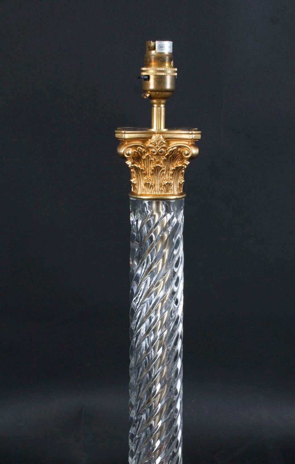 Lampada da tavolo d'epoca a colonna corinzia in vetro e bronzo dorato Metà del XX secolo in vendita 1