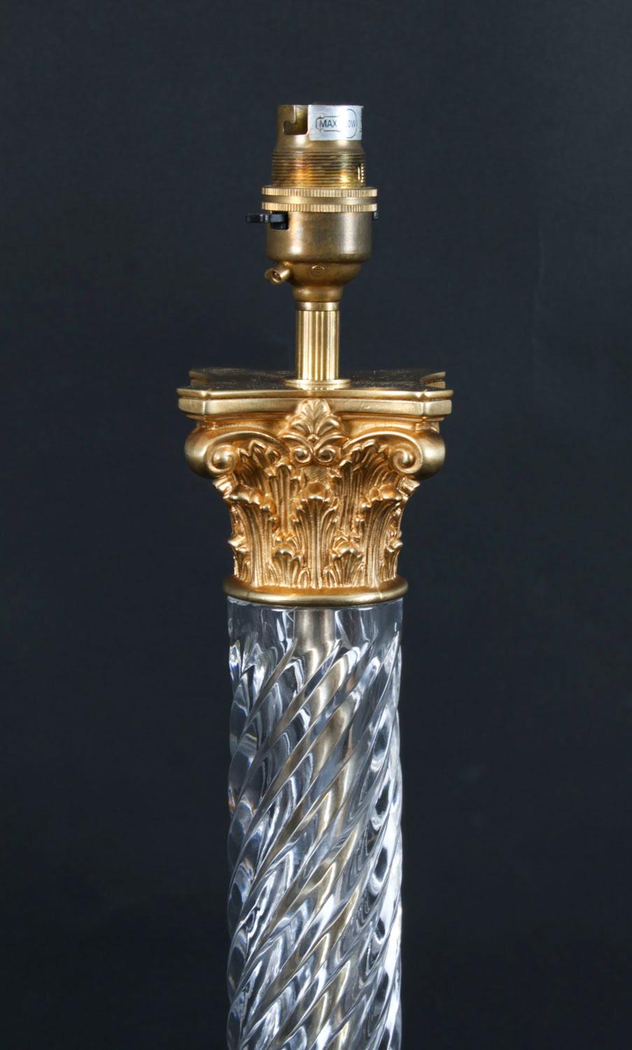 Lampada da tavolo d'epoca a colonna corinzia in vetro e bronzo dorato Metà del XX secolo in vendita 2