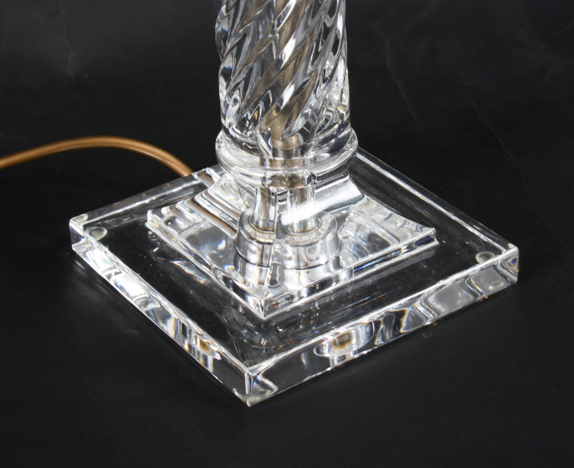Lampada da tavolo d'epoca a colonna corinzia in vetro e bronzo dorato Metà del XX secolo in vendita 3