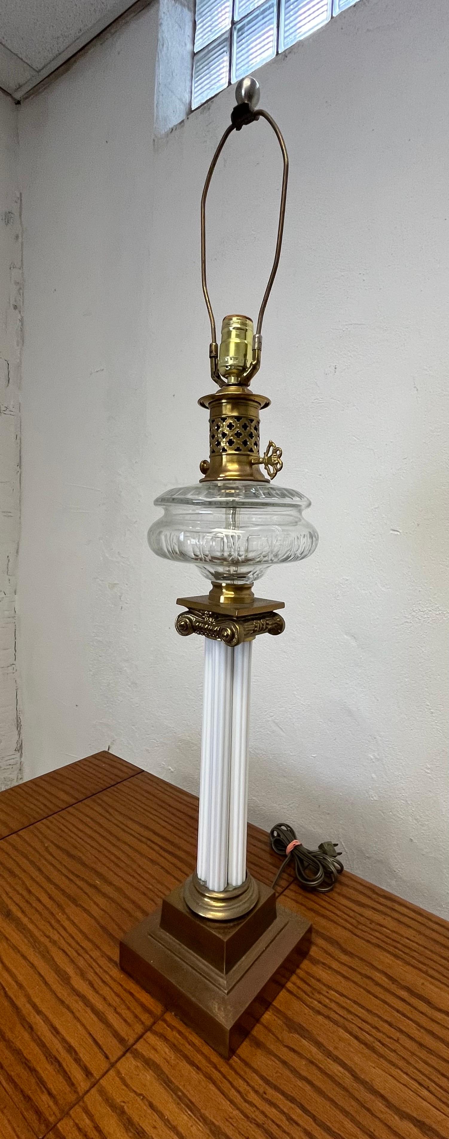 Neoclassico Lampada a olio con serbatoio a colonna corinzia d'epoca in vendita