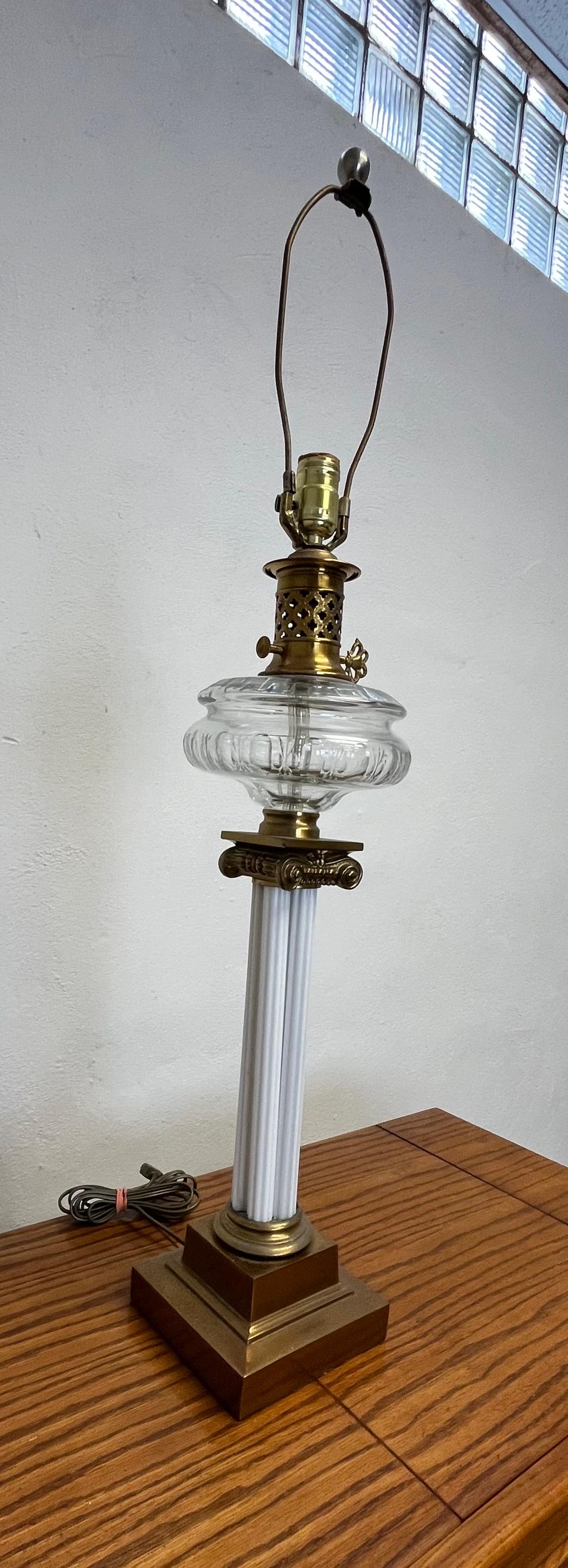 XX secolo Lampada a olio con serbatoio a colonna corinzia d'epoca in vendita