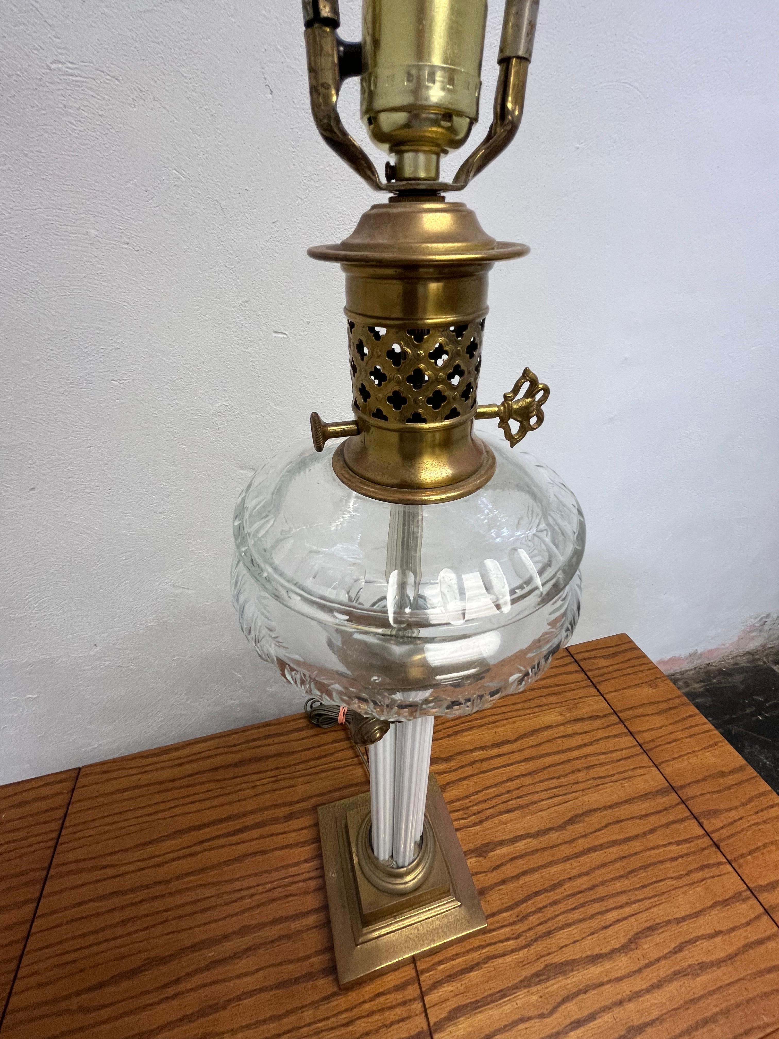 Ottone Lampada a olio con serbatoio a colonna corinzia d'epoca in vendita