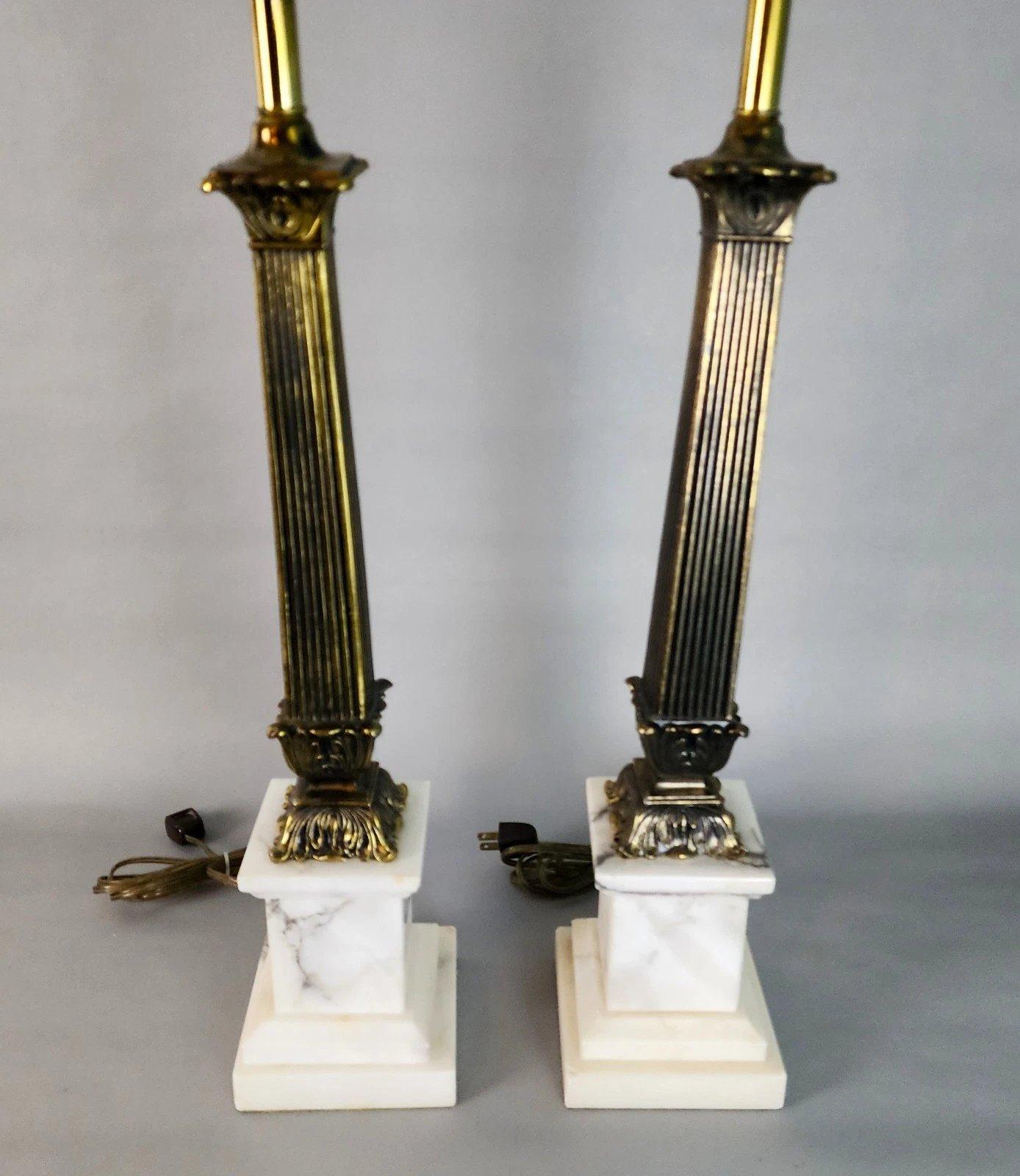 Für die vollständige Artikelbeschreibung klicken Sie auf Mehr Details unten.

Wir bieten eine unserer jüngsten Palm Beach Estate Fine Lighting Akquisitionen von A
Ein Paar italienische neoklassische Tischlampen im Vintage-Stil der 1970er Jahre 
Mit