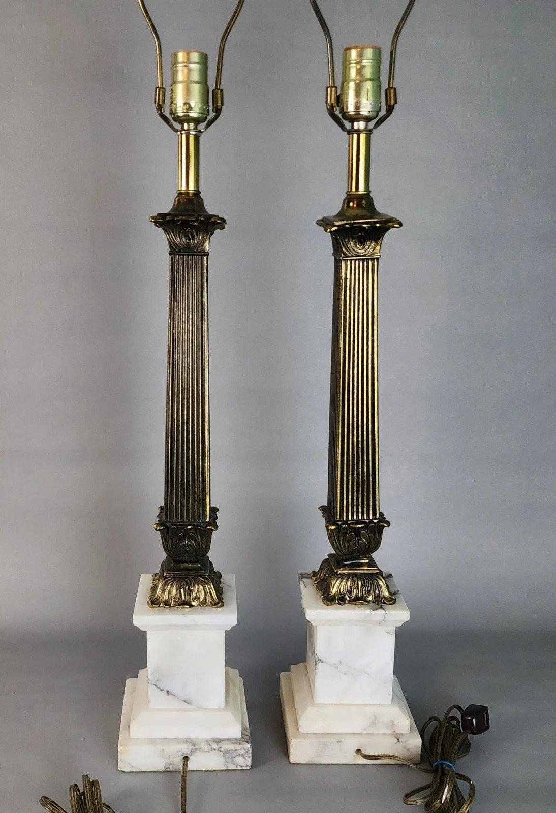 Vintage Korinthische Neoklassische Tischlampen Paar (Ende des 20. Jahrhunderts) im Angebot