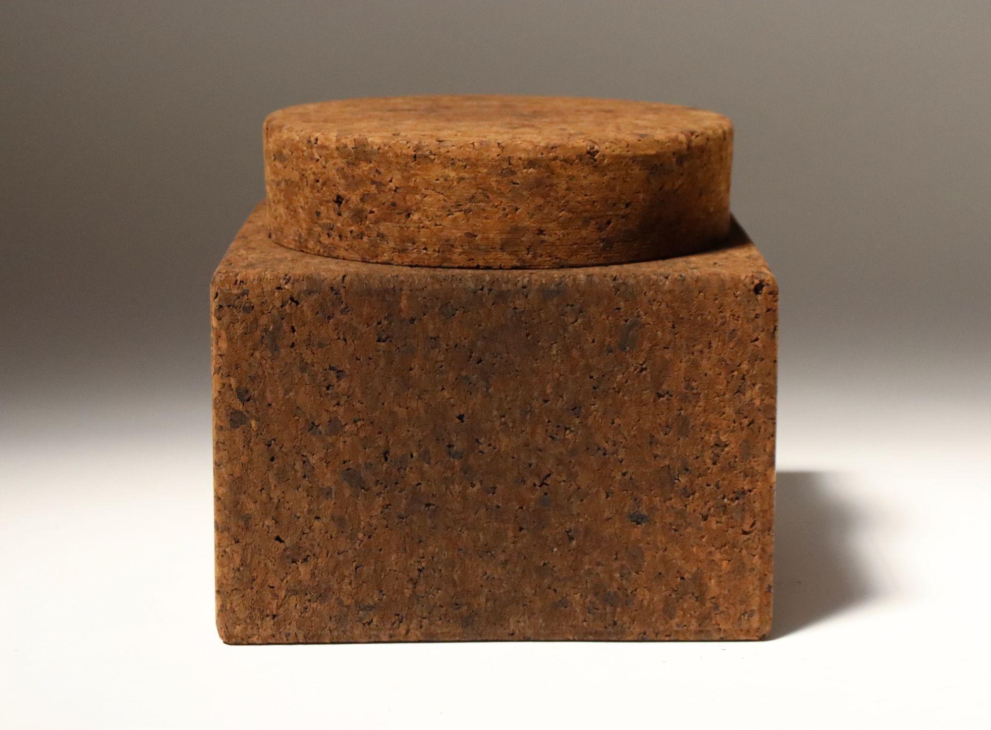 Seau à glace en liège portugais naturel massif avec insert en verre au lait d'origine, inutilisé avec la boîte d'origine conçue par Mort et Beryl Marton (New York, NY, 1963).
Pièce sculpturale dont le design a remporté la médaille d'argent à la 13e