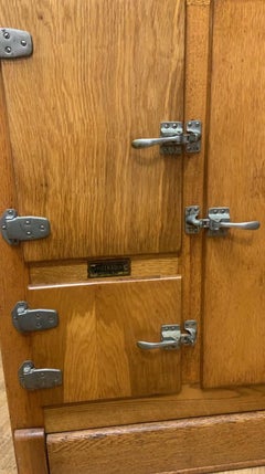 Vieille armoire de rangement pour boîtes à glace en chêne insérée dans le liège de Kleen Kold