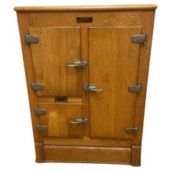 Vieille armoire de rangement pour boîtes à glace en chêne insérée dans le liège de Kleen Kold