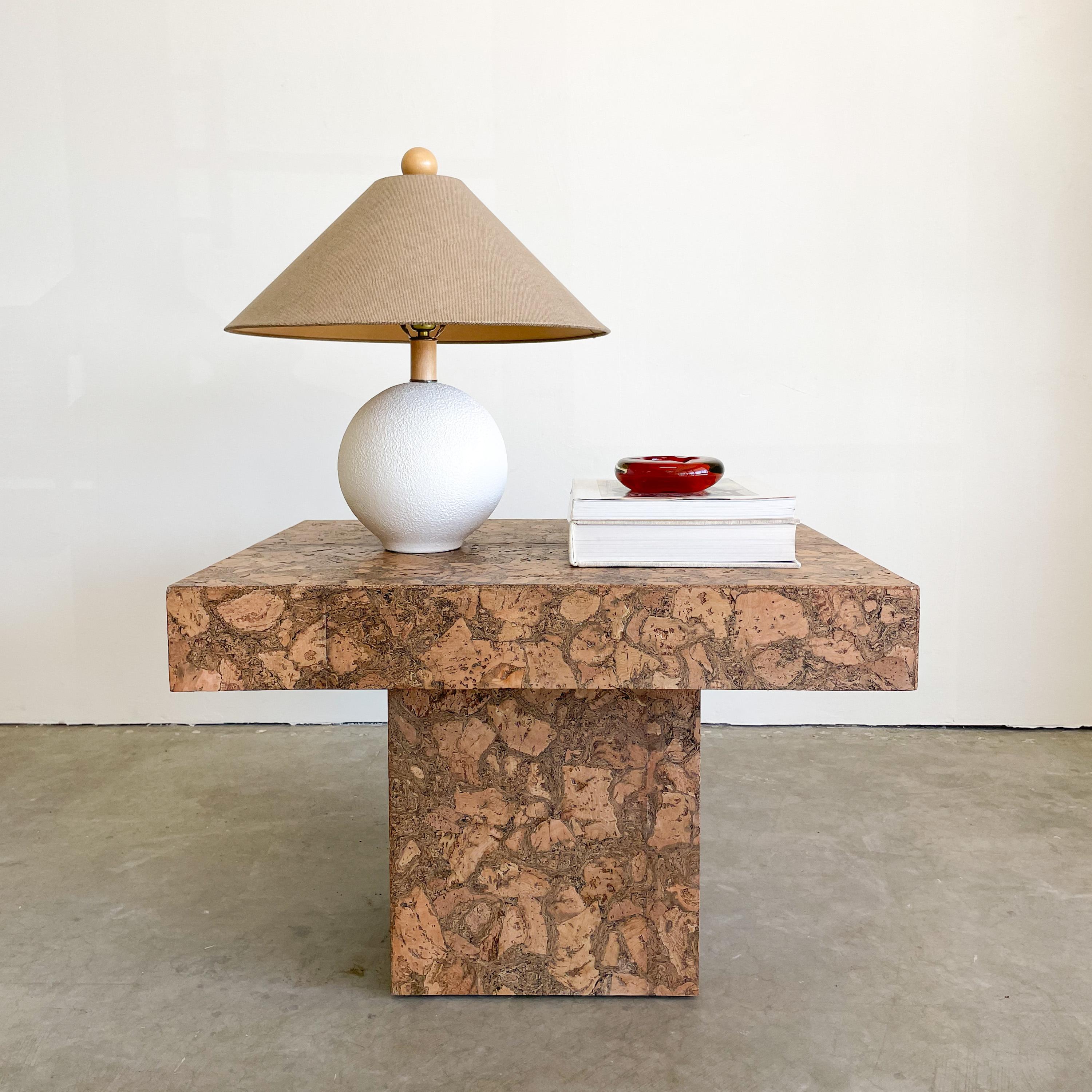 Ce guéridon en liège vintage des années 1970 est une trouvaille rare, mettant en valeur le liège naturel avec des tons chauds et une texture organique. Son design épuré et minimaliste en fait une table d'appoint, une table de cocktail ou une pièce