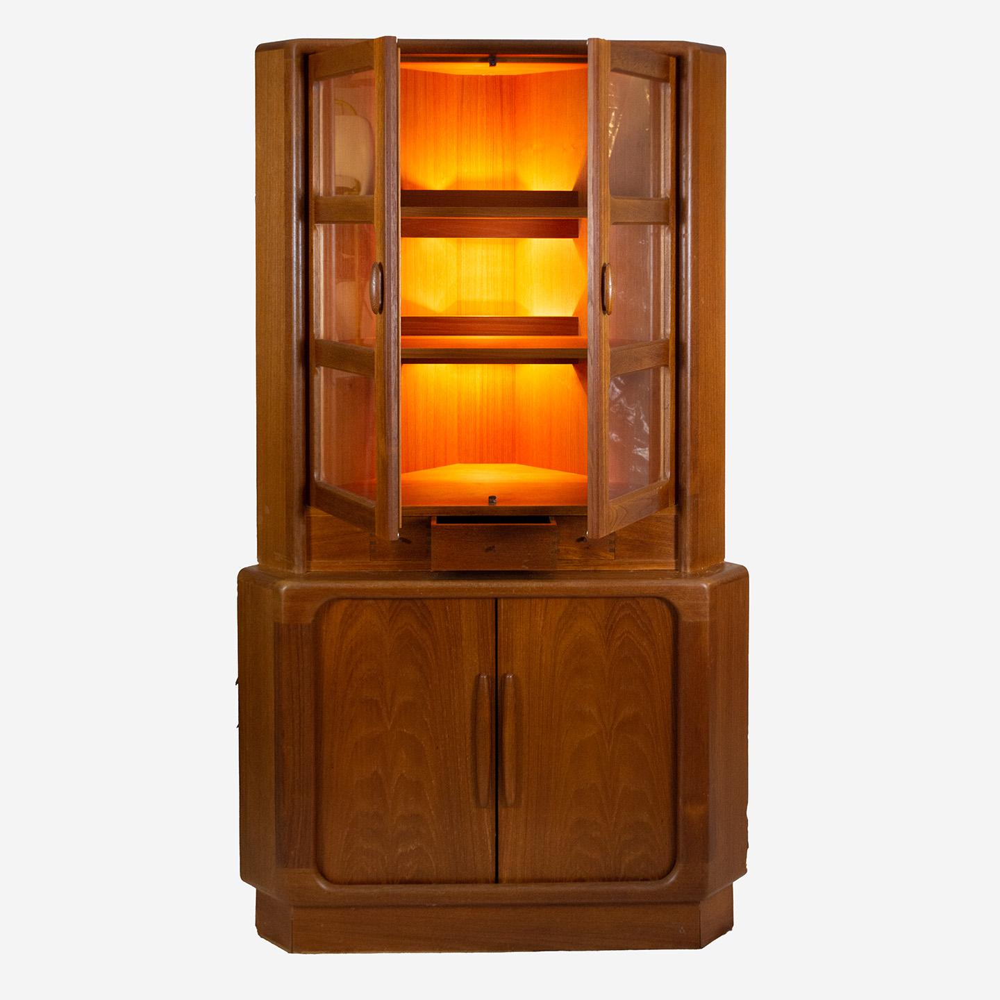 Vintage-Eckschrank von Dyrlund (Dänisch)