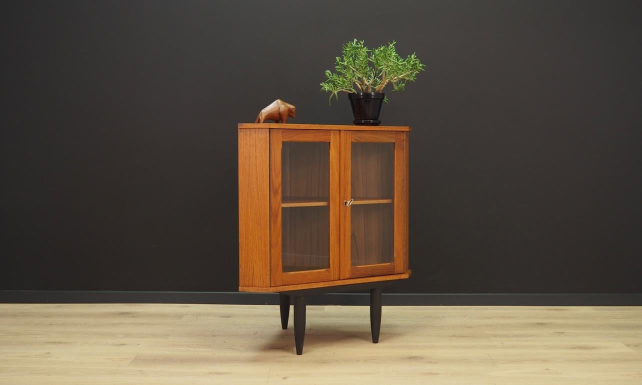 Fantastic corner cabinet from the 1960s-1970s. Minimalist form, Danish design. Cabinet finished with teak veneer. Maintained in good condition (minor bruises and scratches, filled veneer cavity) - directly for use.

Dimensions: Height 84.5 cm,