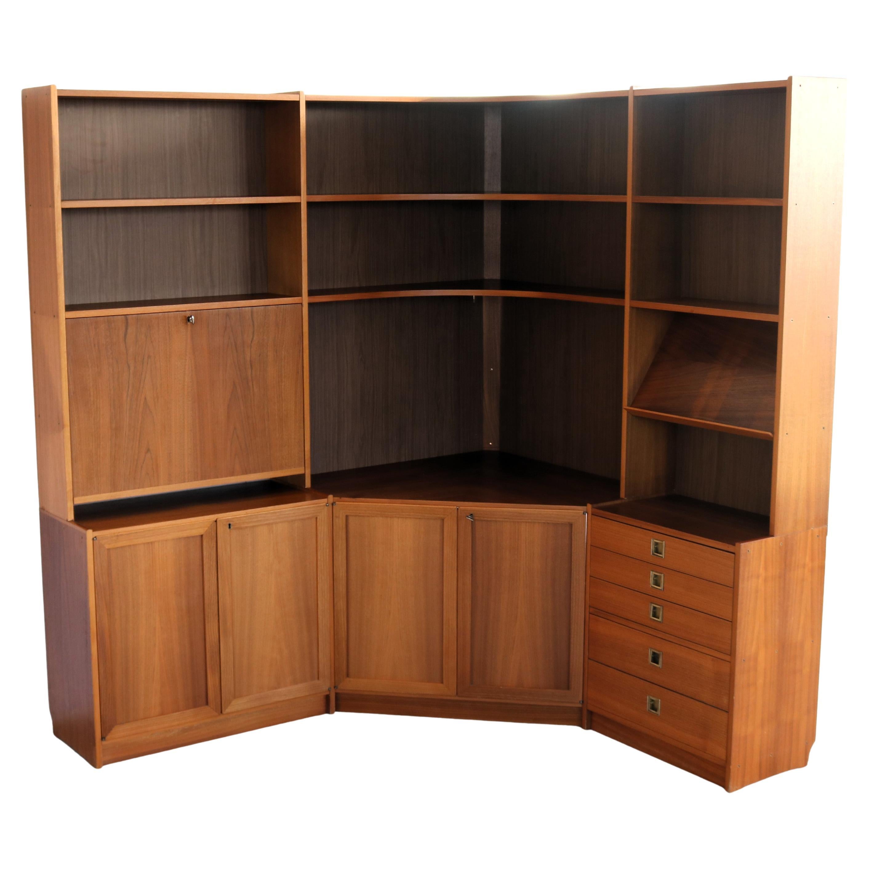 Vintage-Eckschrank  Hängeschrank  1960s  Schweden im Angebot