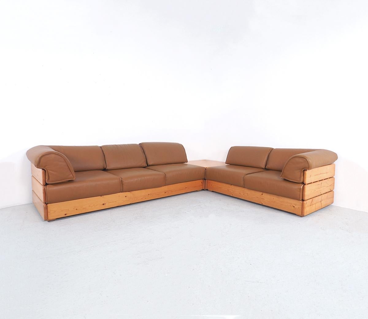 Lovely lounge corner sofa in pinewood with loose leather cushions made in the 1970s.

The set consists of a 3-seater and a 2-seater with a corner or coffee table.

In the style of Ate van Apeldoorn.

The sofa has a frame of pinewood planks
