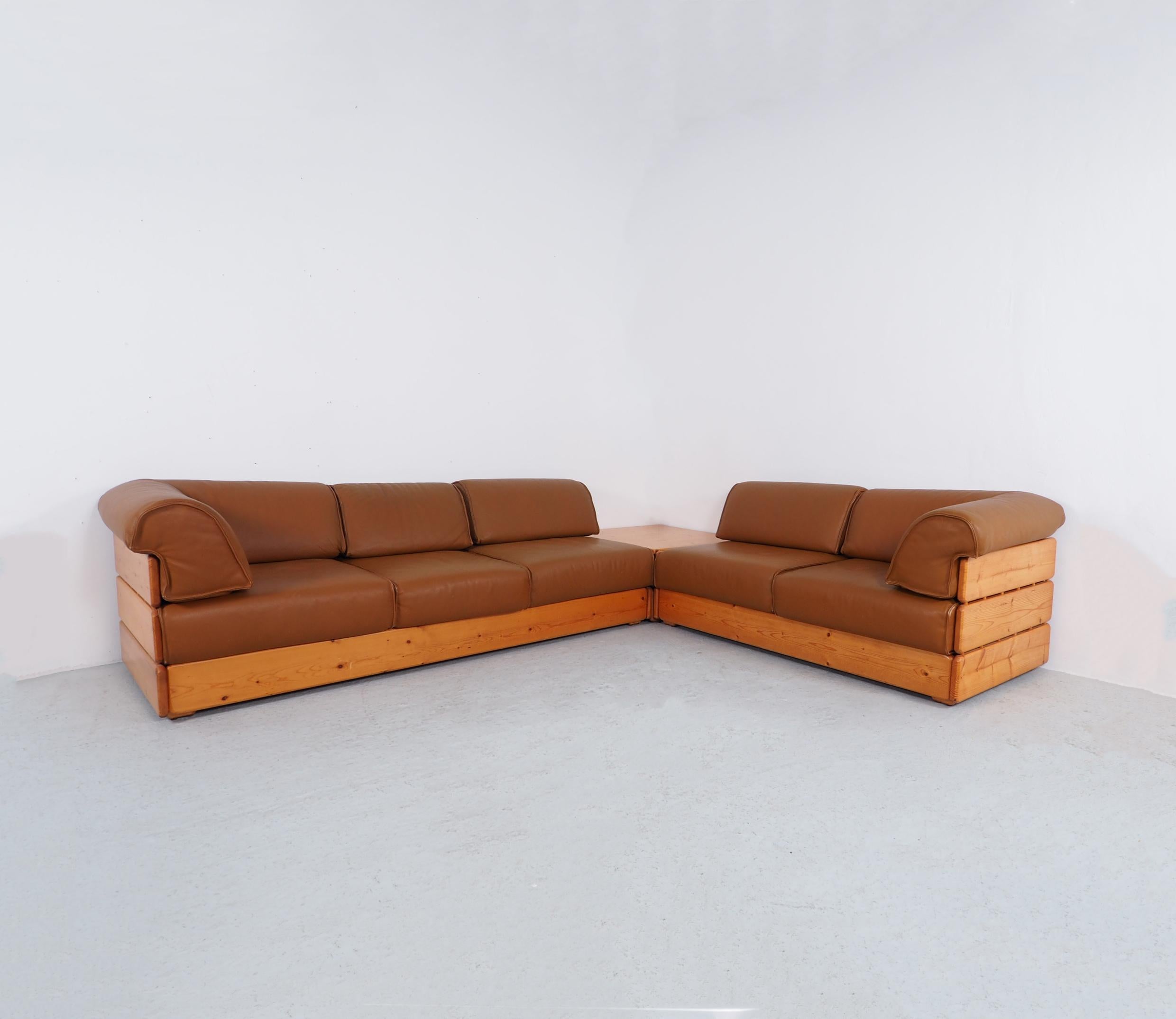 Vintage Corner Sofa with Coffee Table in Pinewood and Leather, 1970s, Set of 3 In Good Condition In HEILOO, NL