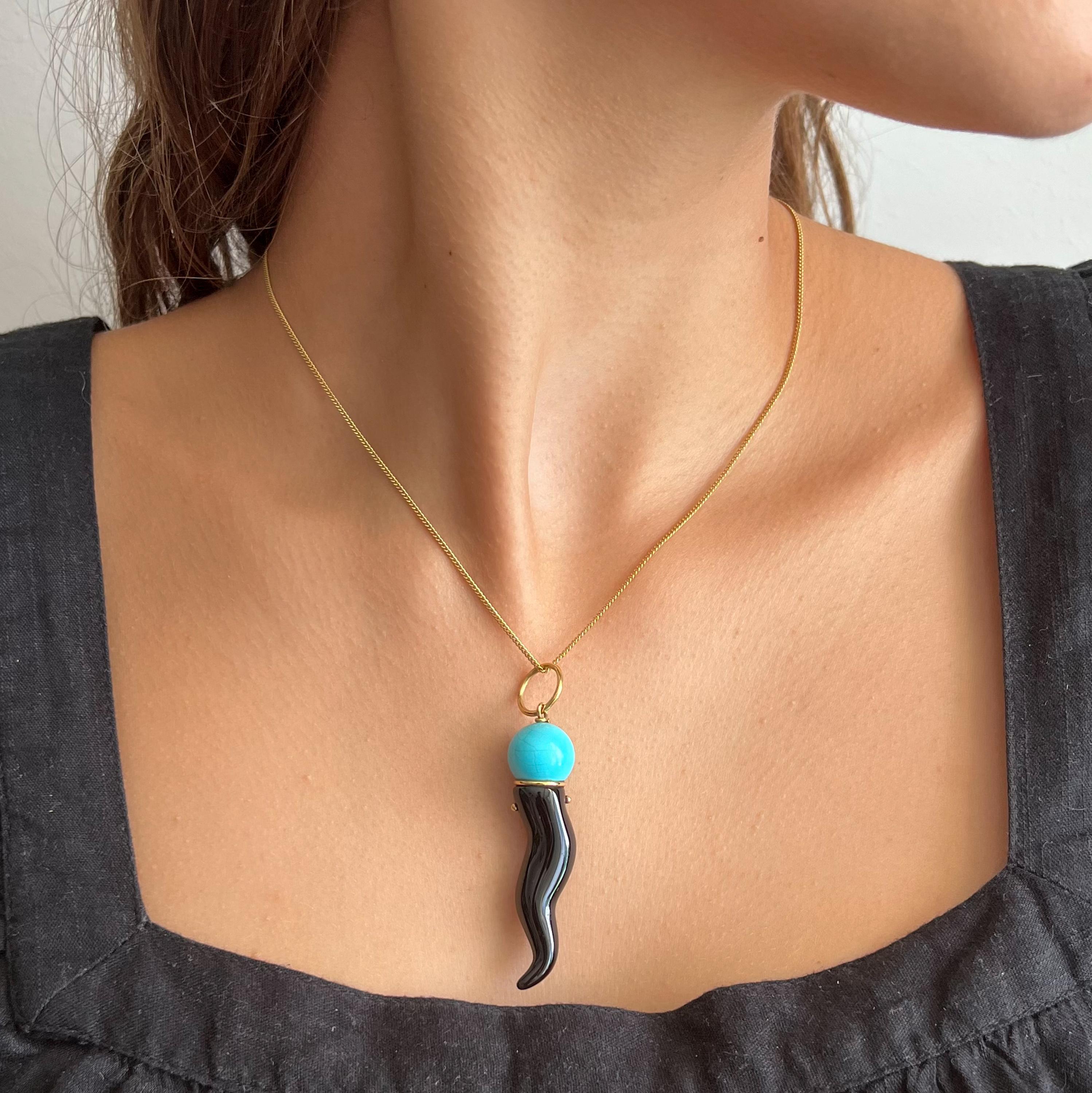A large turquoise and onyx 18 karat yellow gold vintage Italian horn pendant. The Italians call it the cornicello - in Neapolitan curniciello - also called 'lucky horn', is a scaramantic and lucky object with a very old history. The pendant is a