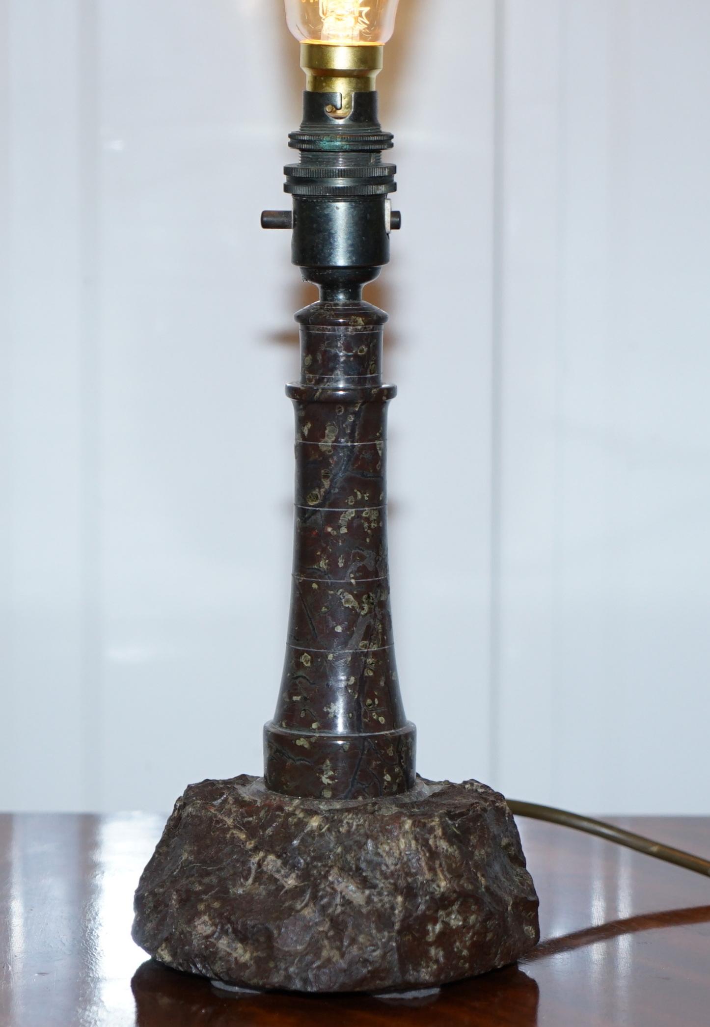 Leuchtturm-Tischlampe aus Serpentinen-Marmor mit Bakelit-Fassung, Cornish (Moderne) im Angebot