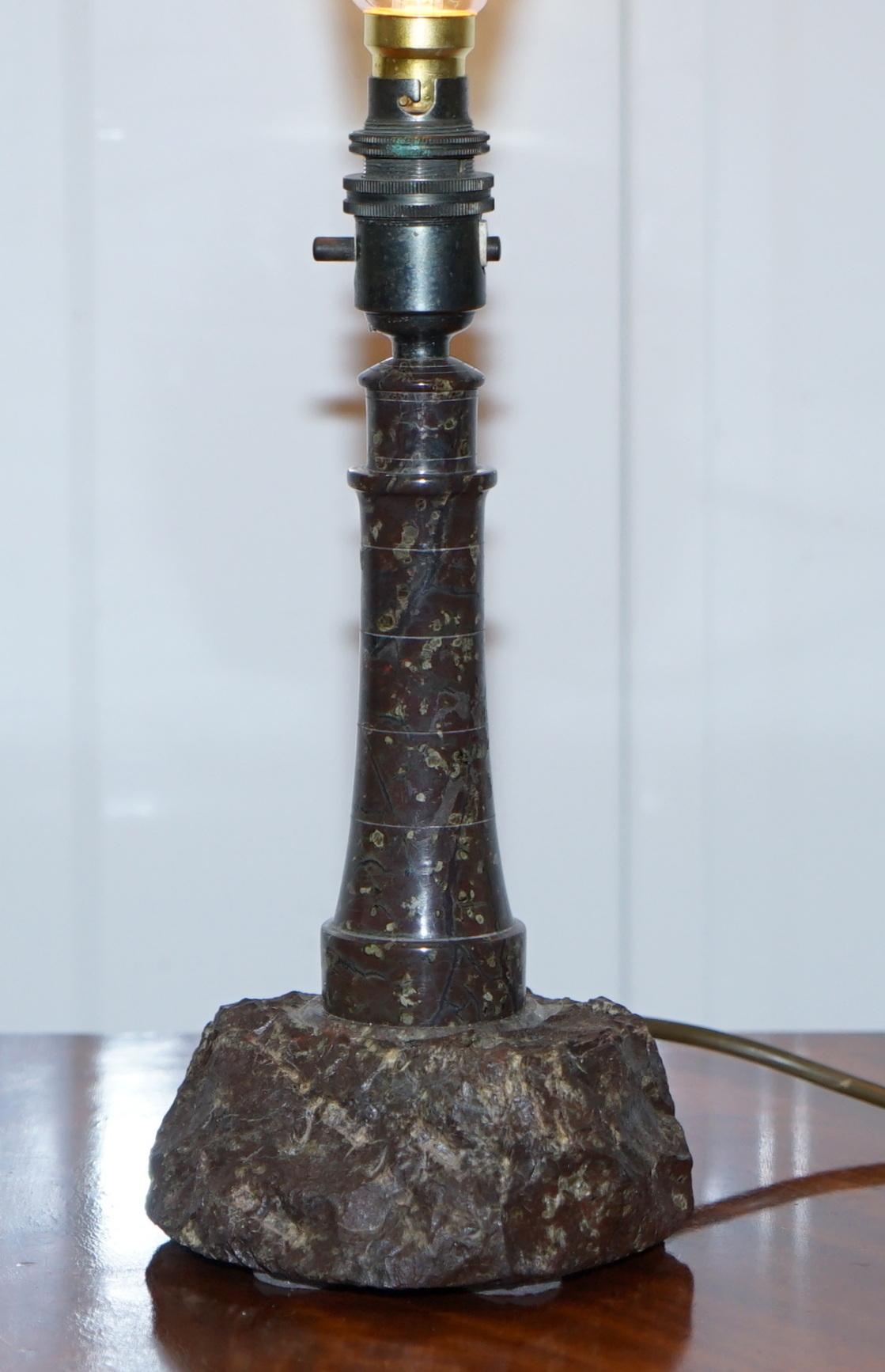 Leuchtturm-Tischlampe aus Serpentinen-Marmor mit Bakelit-Fassung, Cornish (Englisch) im Angebot