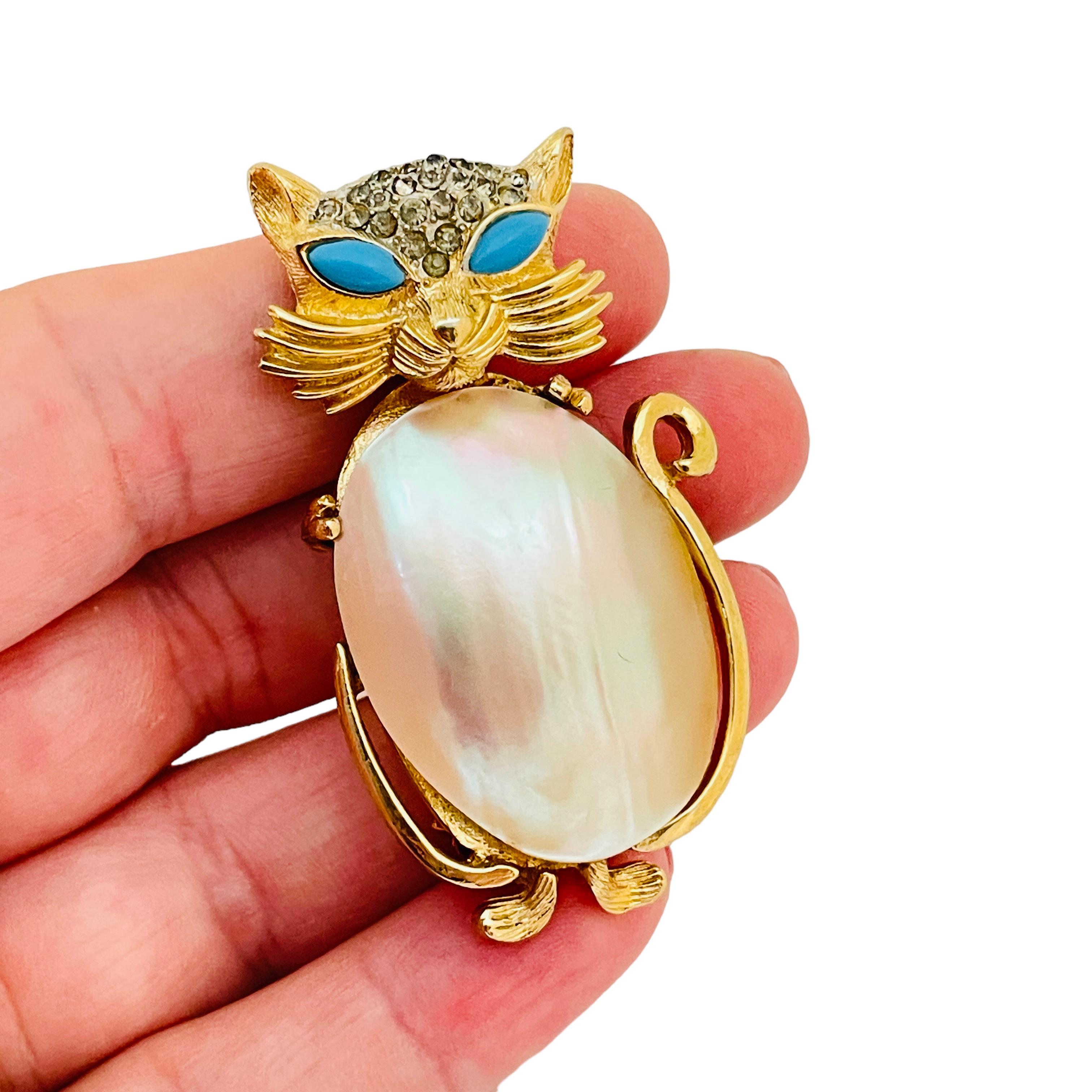 Vintage CORO cat gold pearl belly turquoise eyes designer pin brooch In Excellent Condition For Sale In Palos Hills, IL
