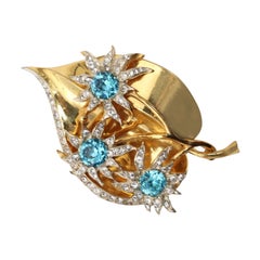 Spilla vintage Coro Craft in oro sterling a forma di foglia con fiori, circa anni '40